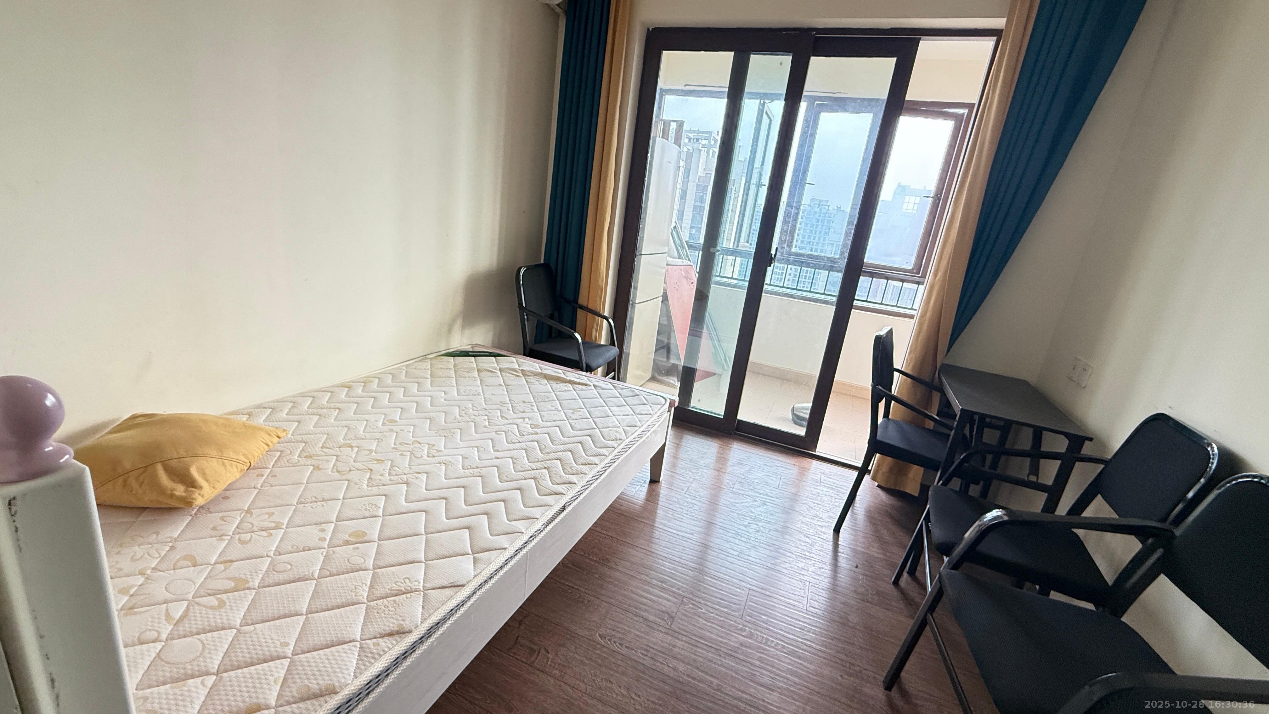 碧桂园大学印象一期  4室2厅1卫    75.0万客厅