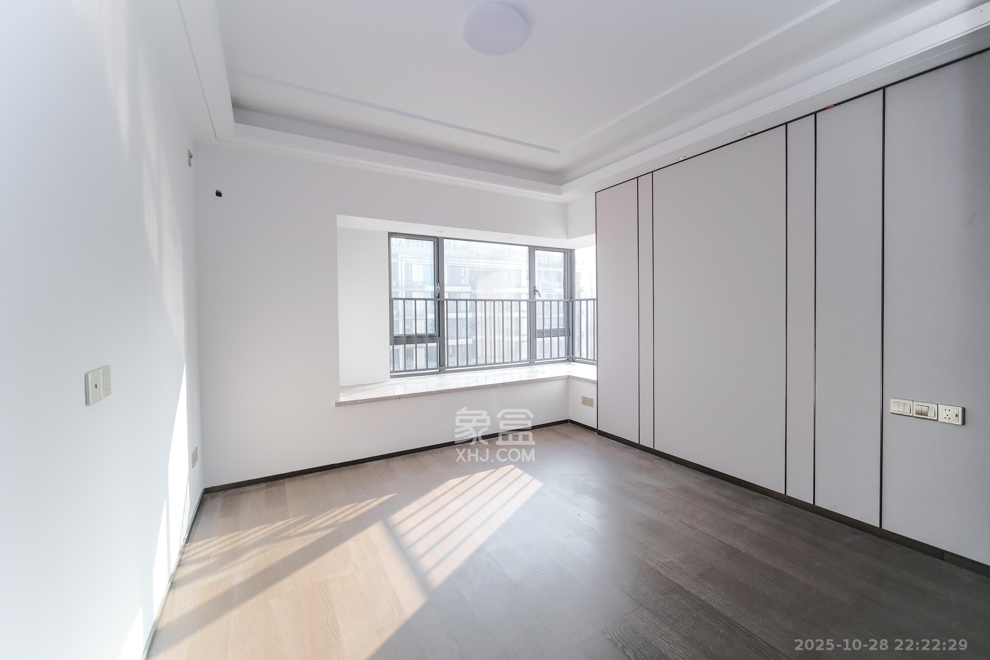 荣盛城  4室2厅2卫    127.4万卧室