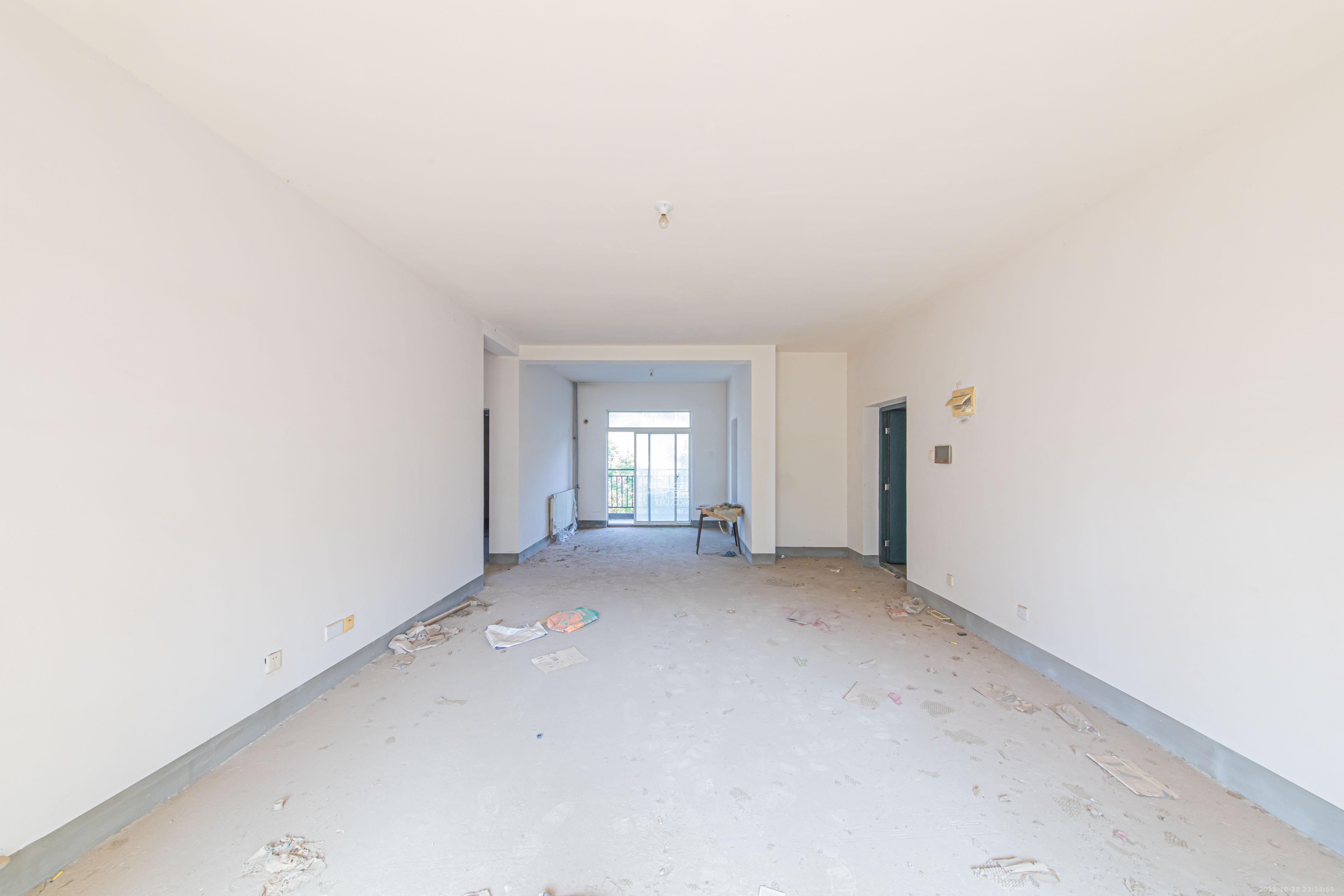 九峰小区（一二三四区）  3室2厅2卫    195.0万客厅