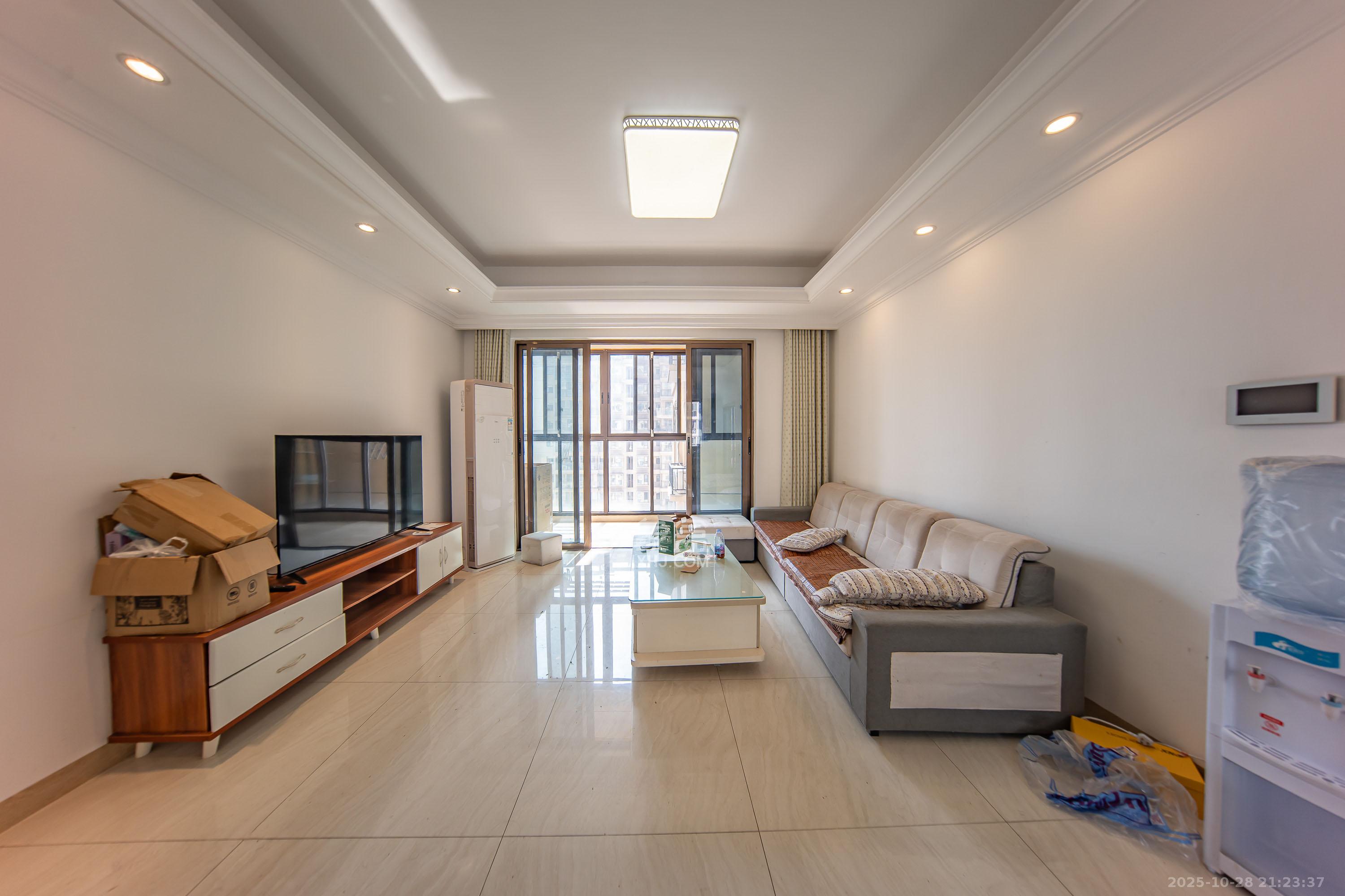 江山帝景哈佛  4室2厅2卫    135.0万客厅