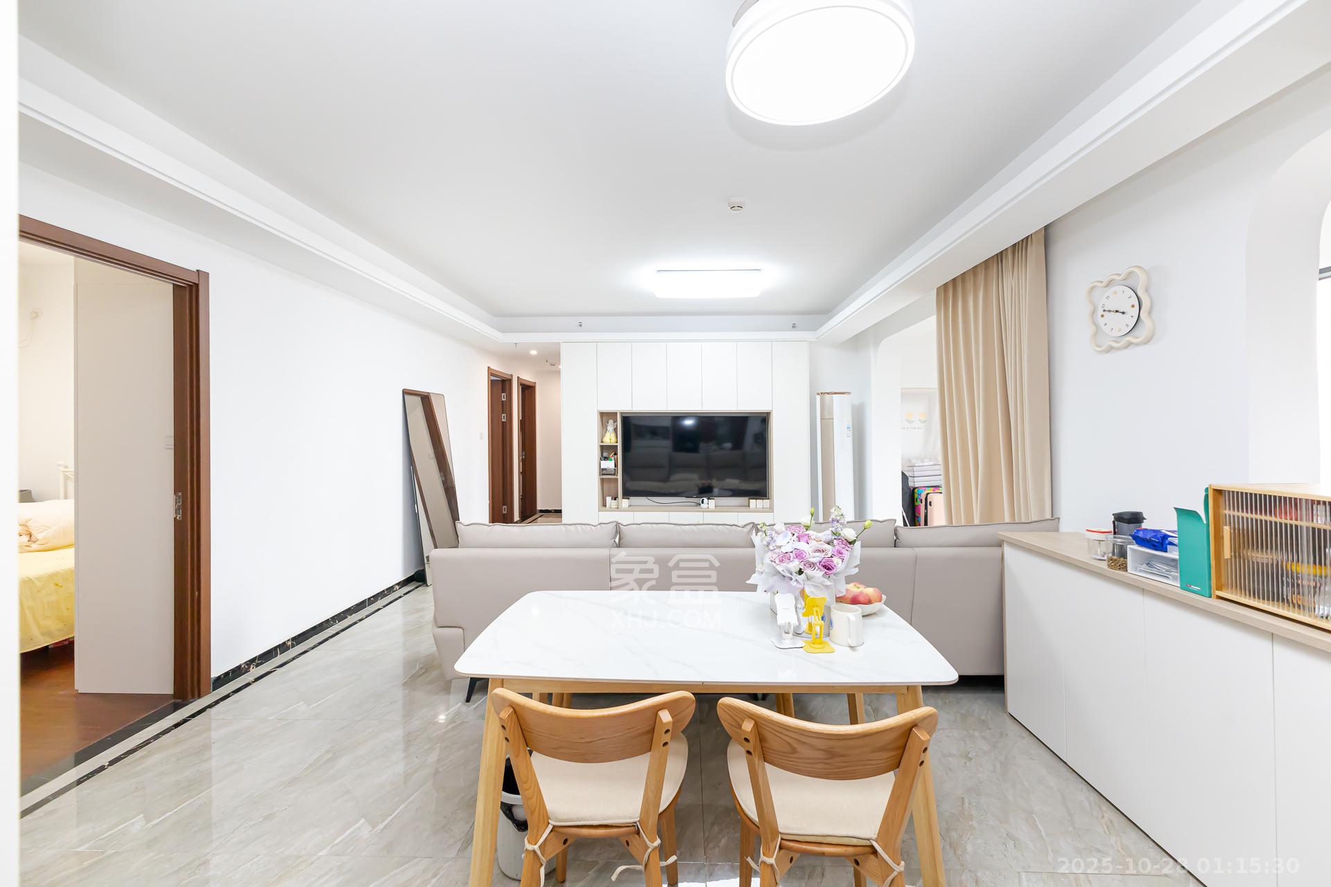 万润滨江天著  4室2厅2卫    128.0万 万润滨江天著  4室2厅2卫    128.0万客厅