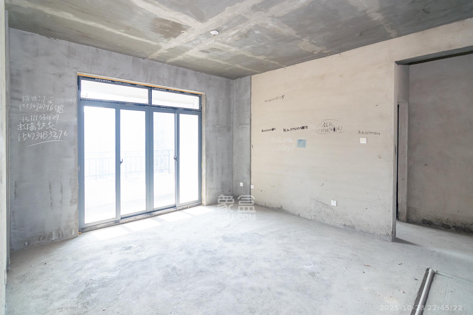 澳海月亮湾  3室2厅2卫    72.0万客厅