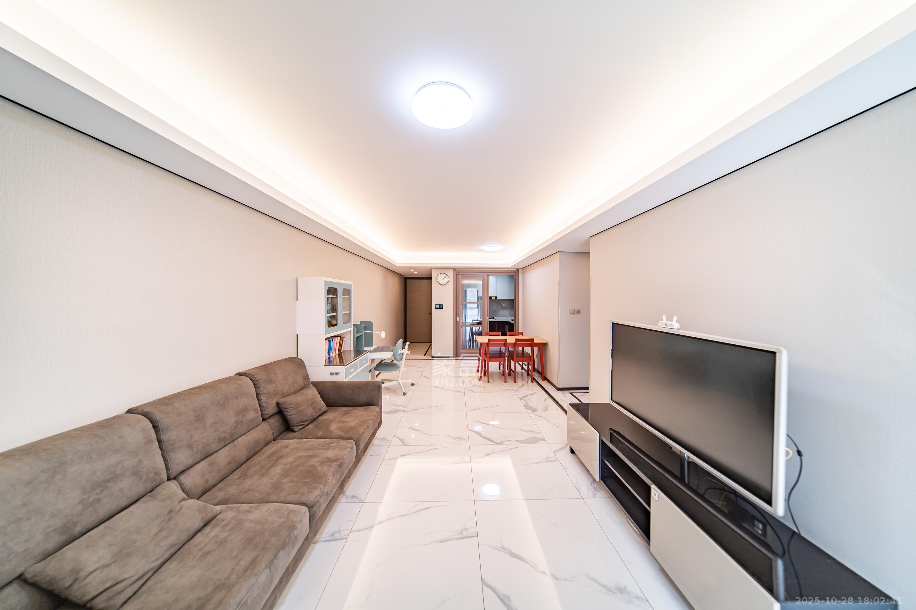 中海阅麓山二期  3室2厅2卫    143.8万 中海阅麓山二期  3室2厅2卫    143.8万客厅