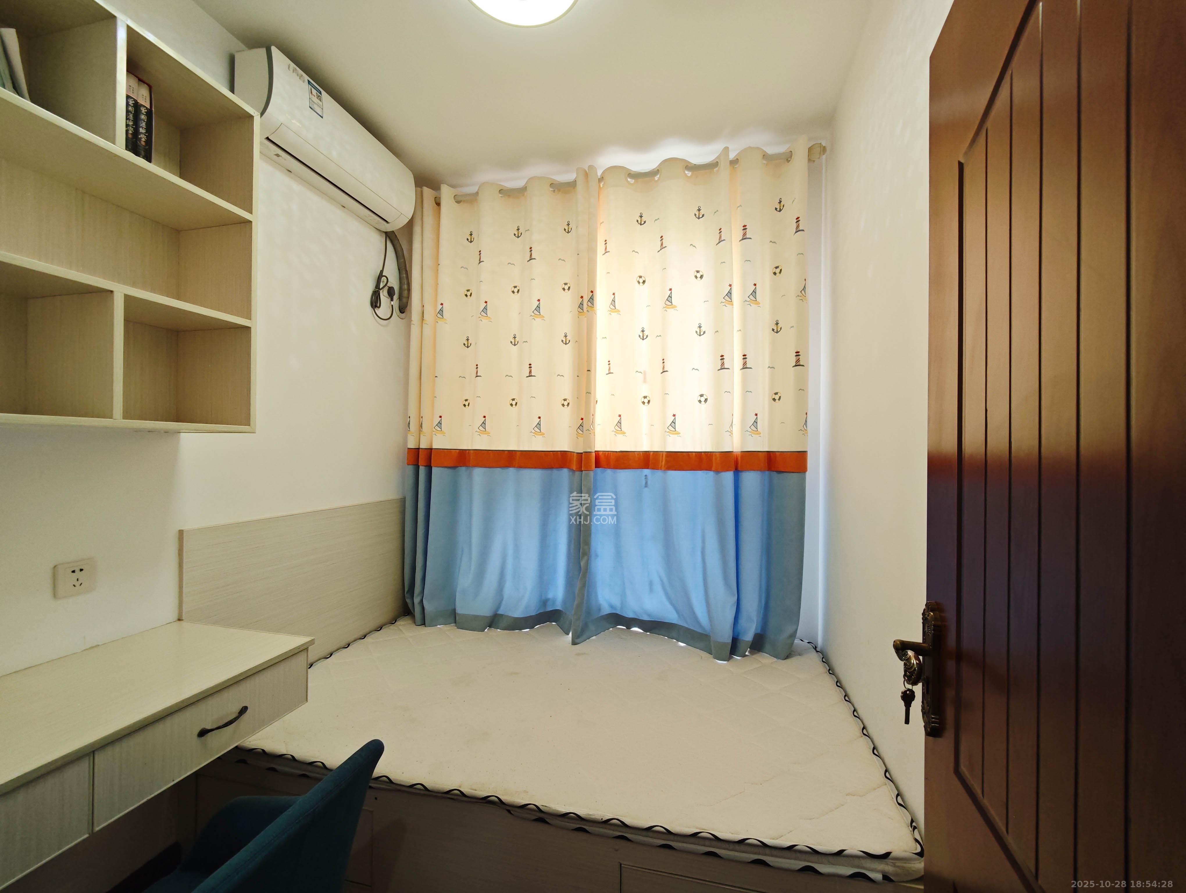 长房半岛蓝湾（观山月）  3室2厅1卫    85.0万卧室