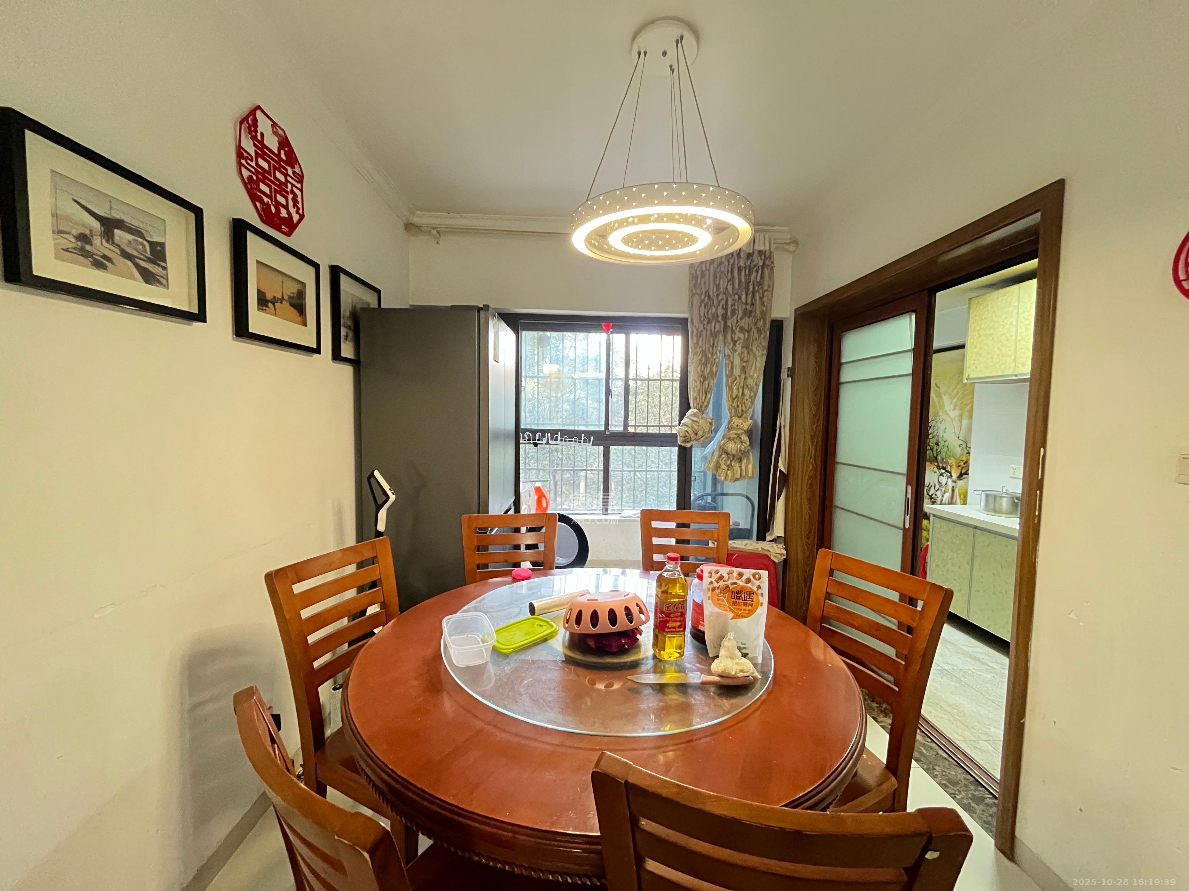 绿地中央广场  3室2厅2卫    3500.0元/月室内图