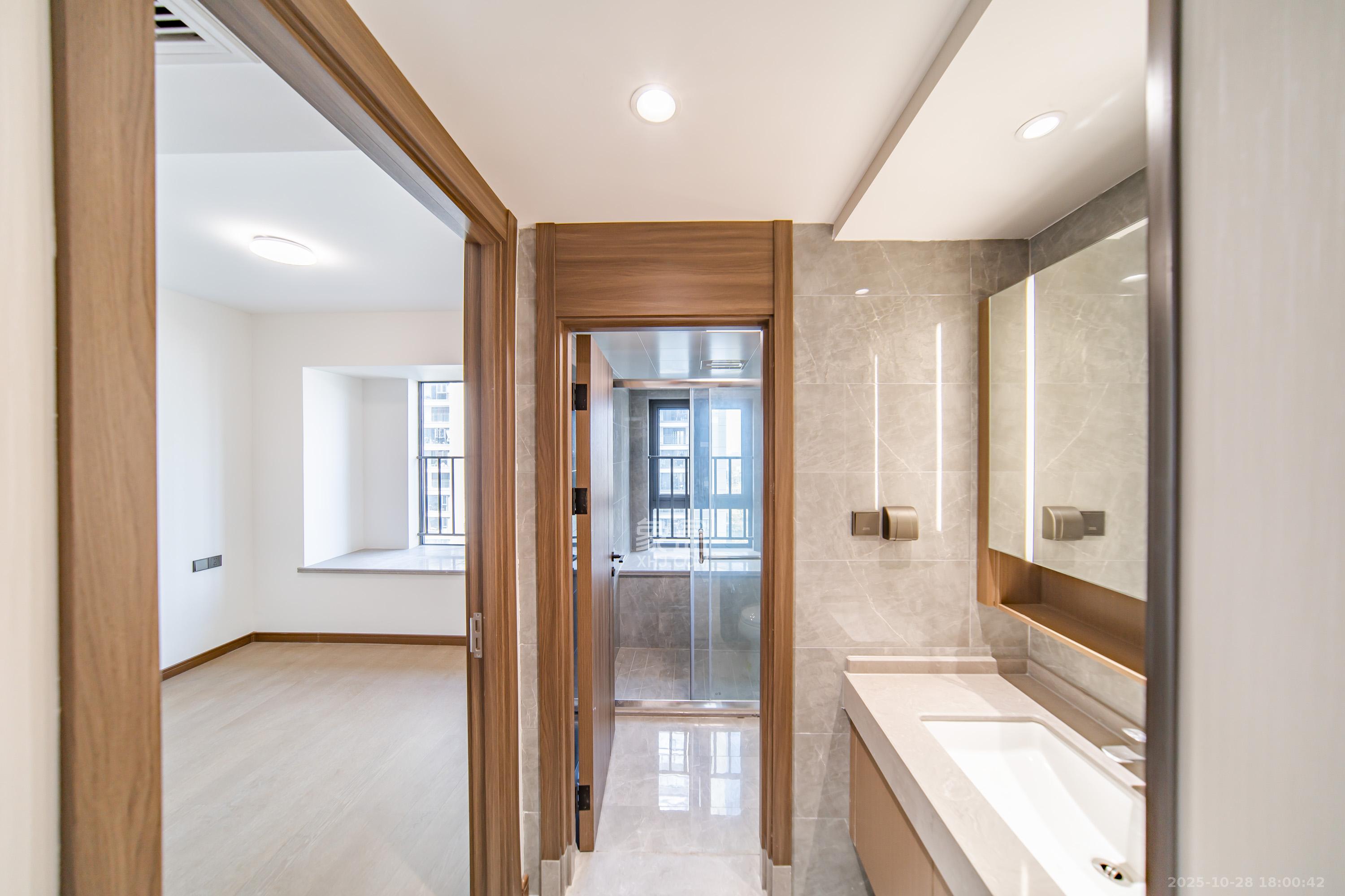 卓越洋湖晴翠  4室2厅2卫    218.0万卫生间