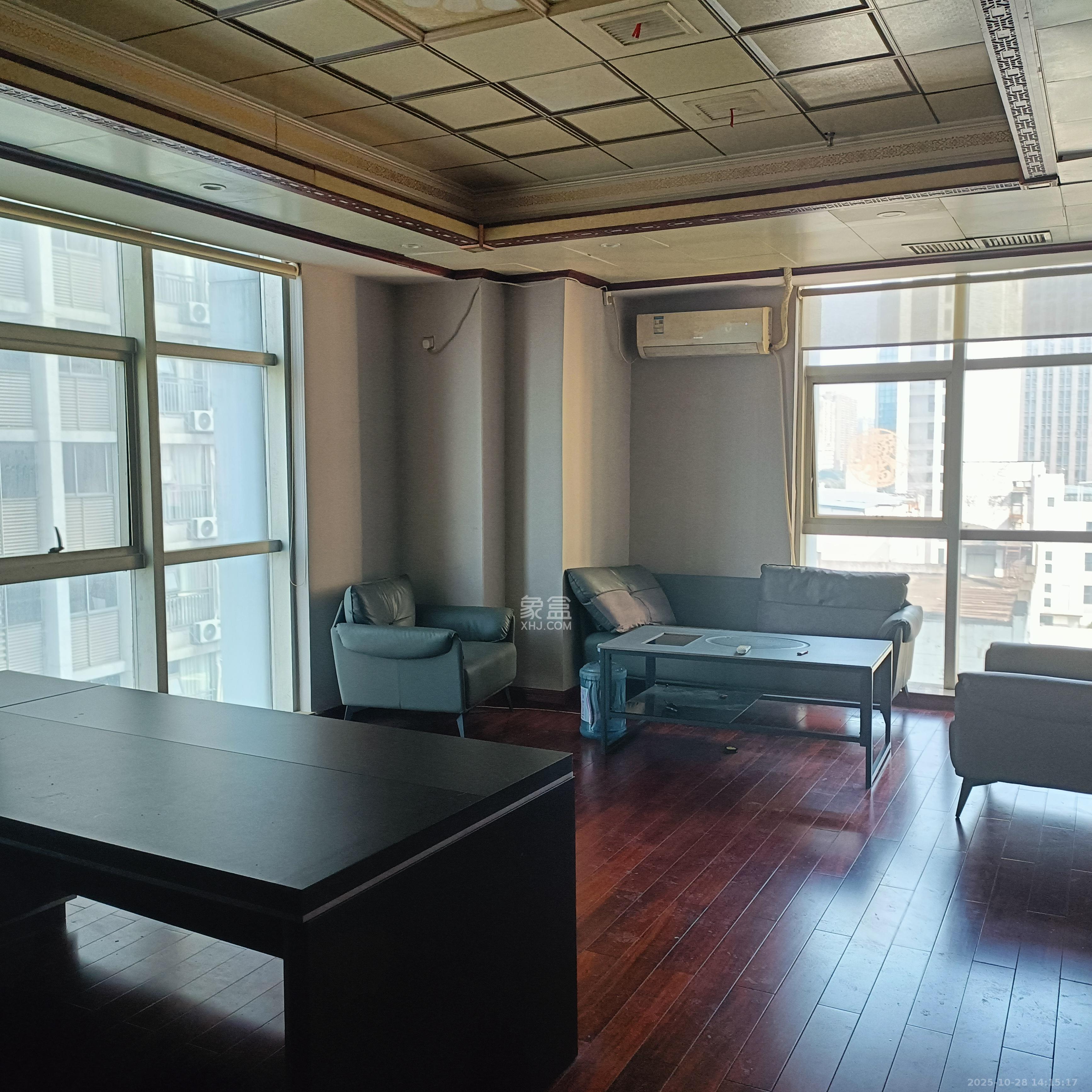 东方芙蓉   145.0㎡      6000.0元/月