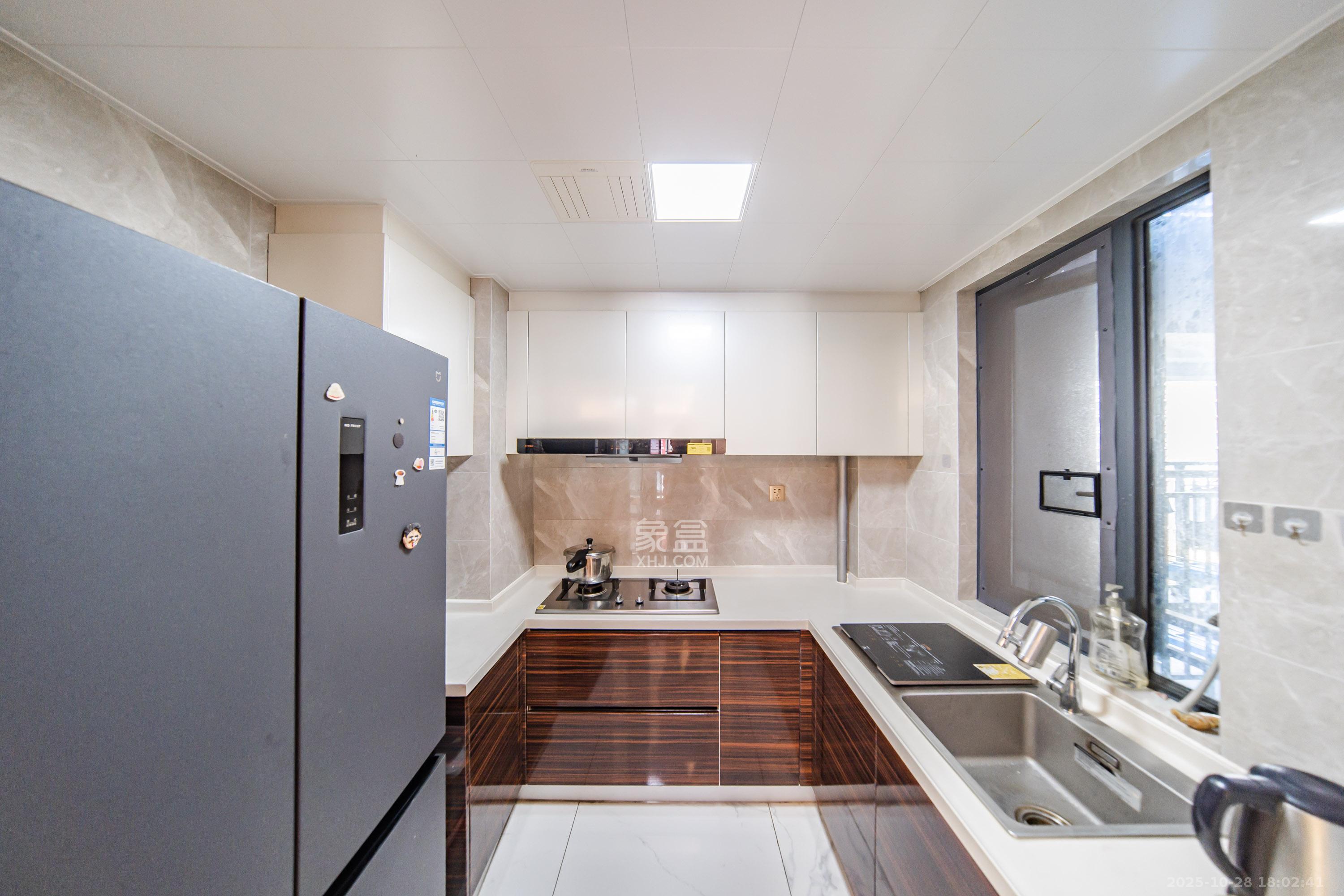 中海阅麓山二期  3室2厅2卫    143.8万 中海阅麓山二期  3室2厅2卫    143.8万厨房