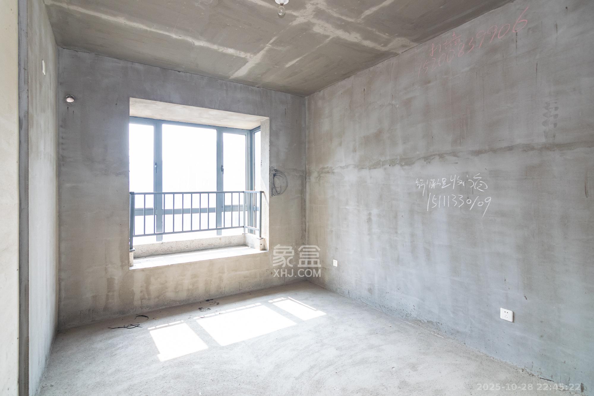 澳海月亮湾  3室2厅2卫    72.0万卧室