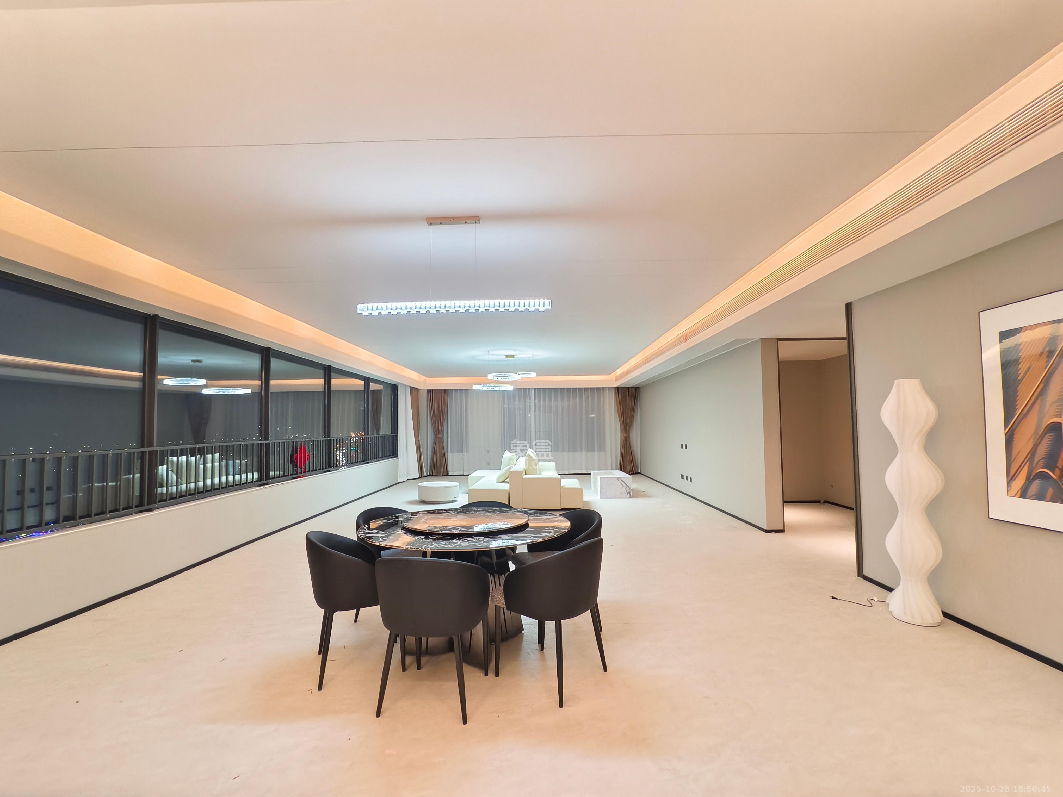 万科松湖天地  4室2厅4卫    10000.0元/月 万科松湖天地  4室2厅4卫    10000.0元/月室内图