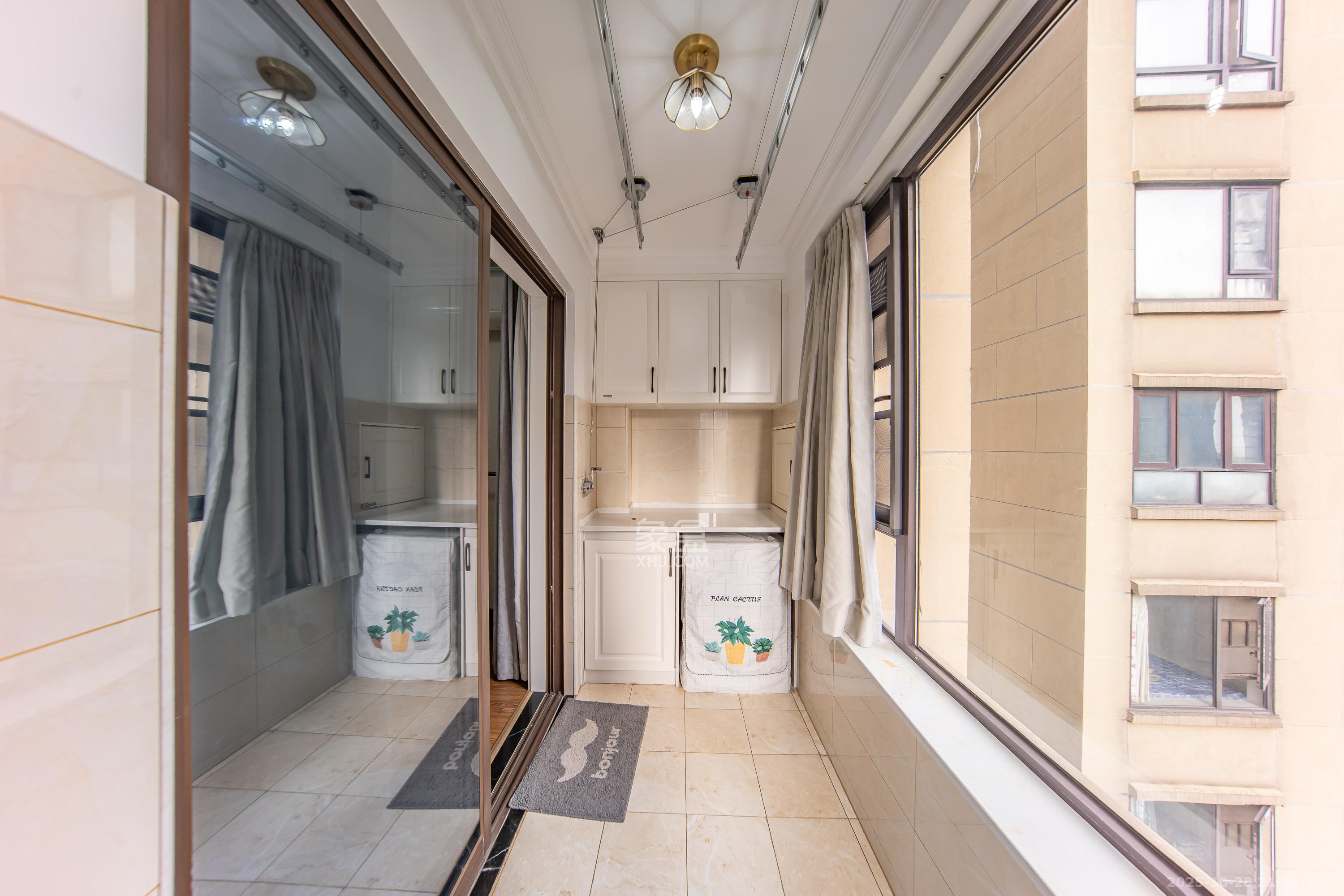 华润橡树湾 3室2厅2卫 98.0万 华润橡树湾 3室2厅2卫 98.0万阳台