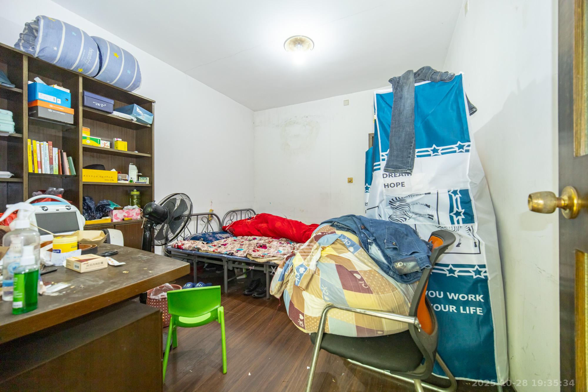 中南汽车世界  2室2厅1卫    25.0万卧室