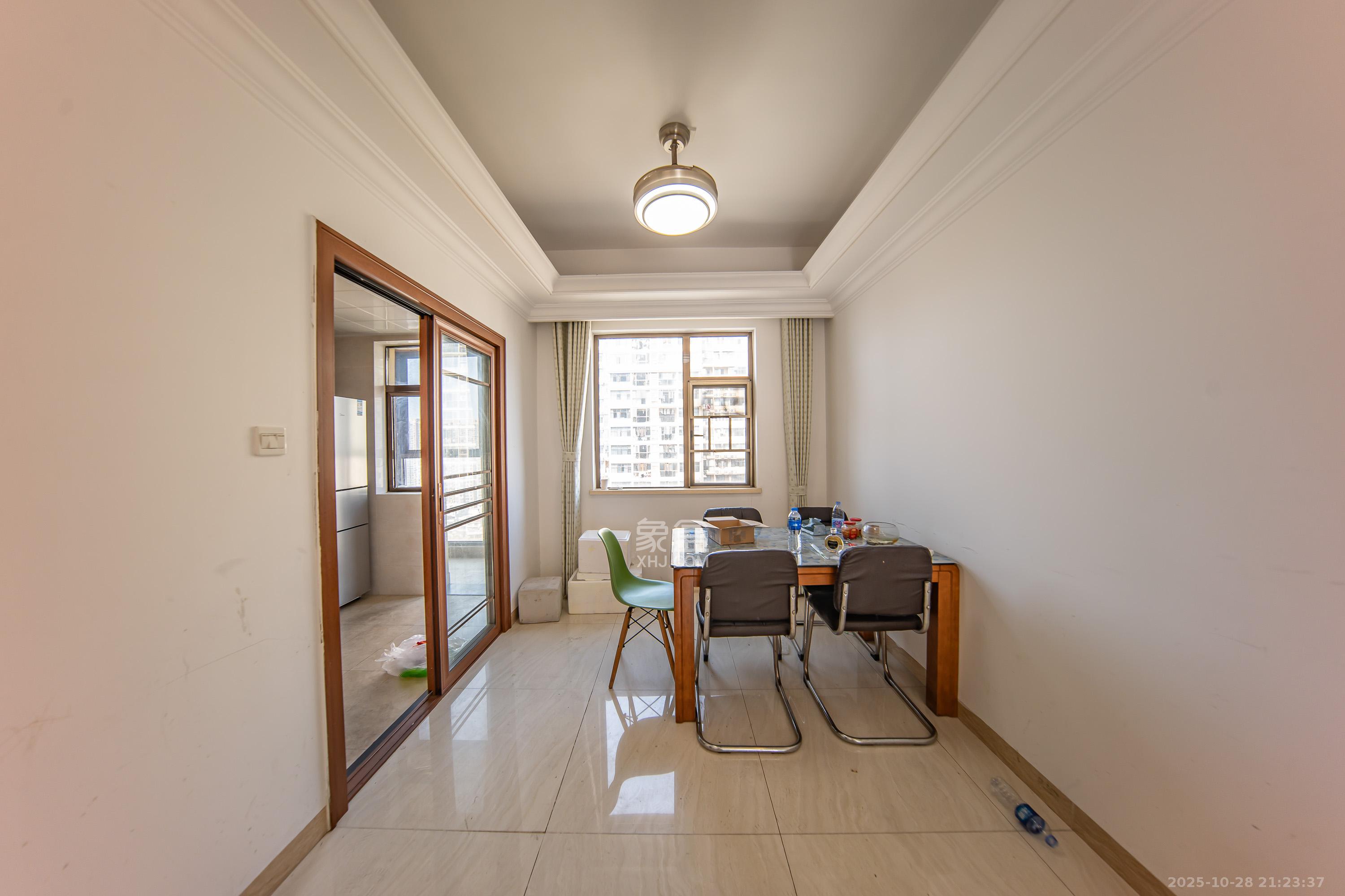 江山帝景哈佛 4室2厅2卫 135.0万 江山帝景哈佛 4室2厅2卫 135.0万客厅