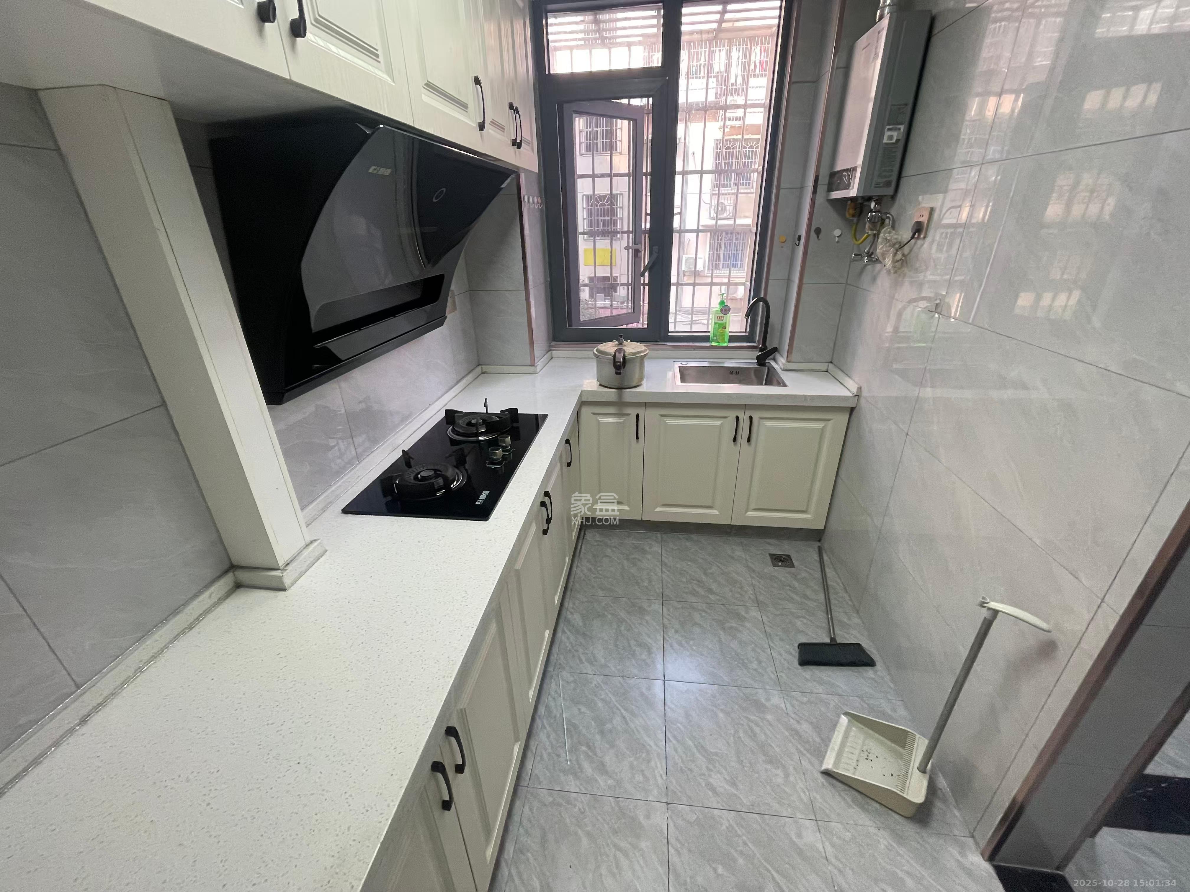 咸嘉花园  3室2厅2卫    2400.0元/月室内图