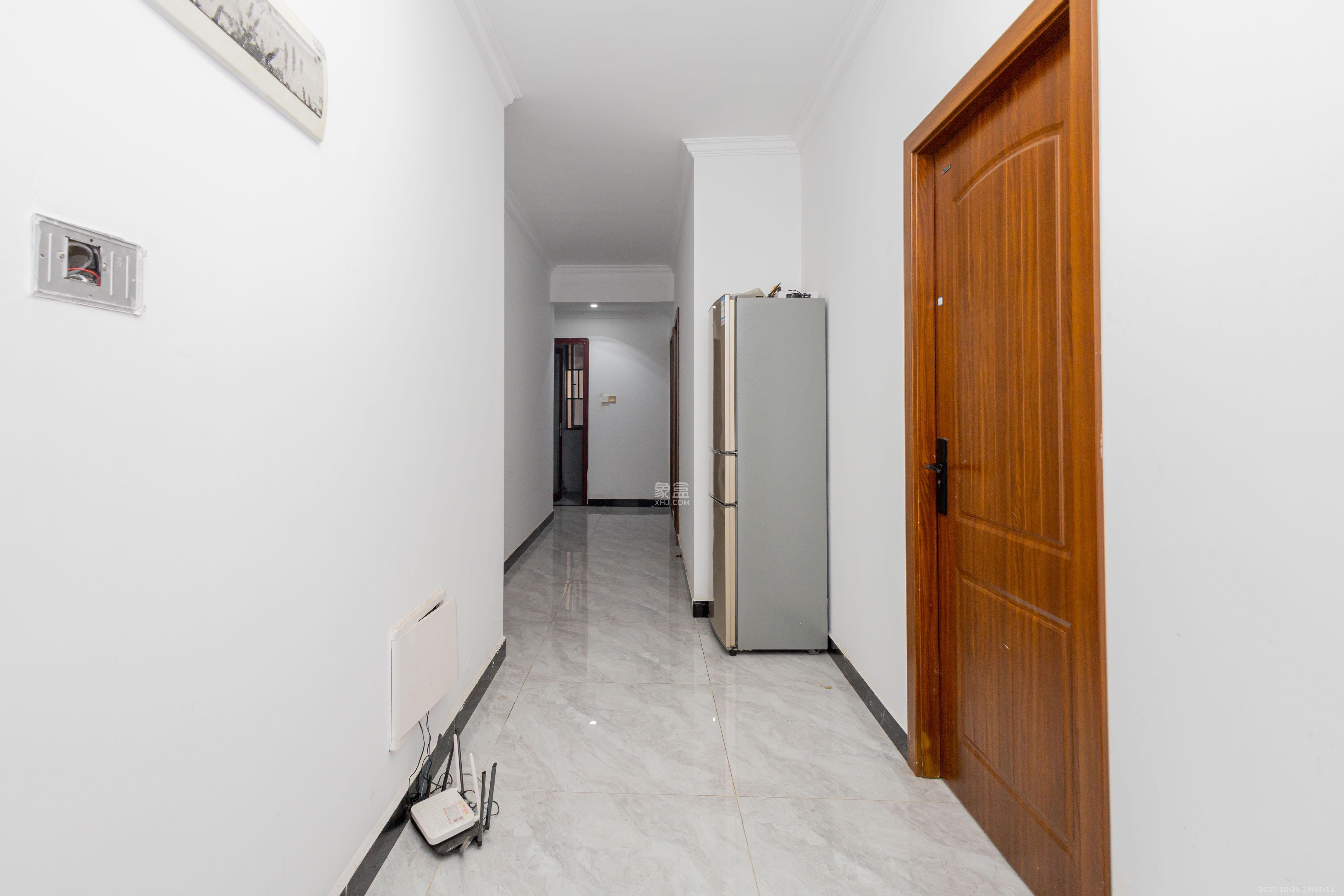 爵世名邸东湖(东湖壹号企业总部基地)  3室2厅2卫    88.0万 爵世名邸东湖(东湖壹号企业总部基地)  3室2厅2卫    88.0万客厅