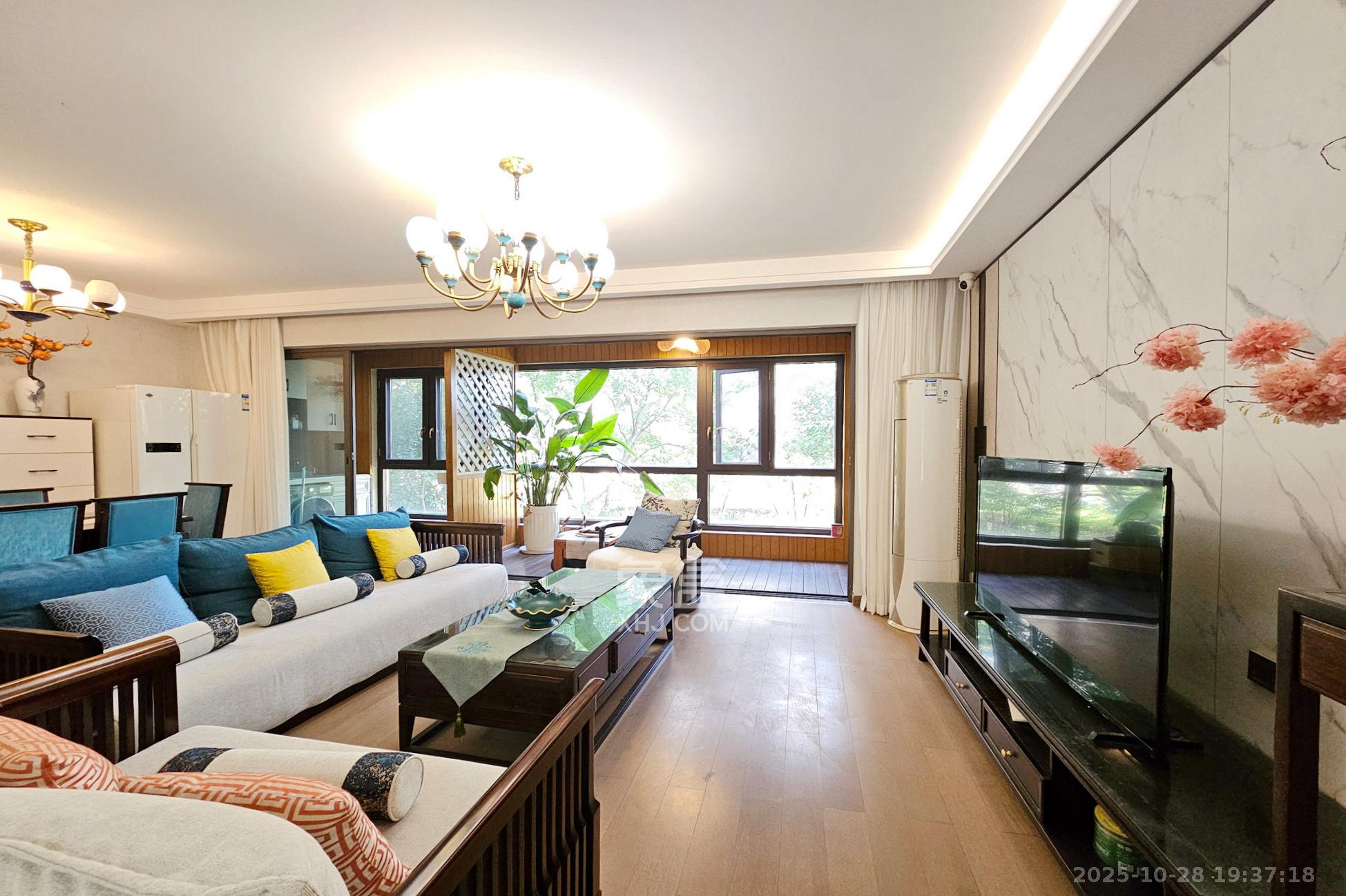 阳光城尚东湾蜜桃园  4室2厅2卫    138.8万客厅