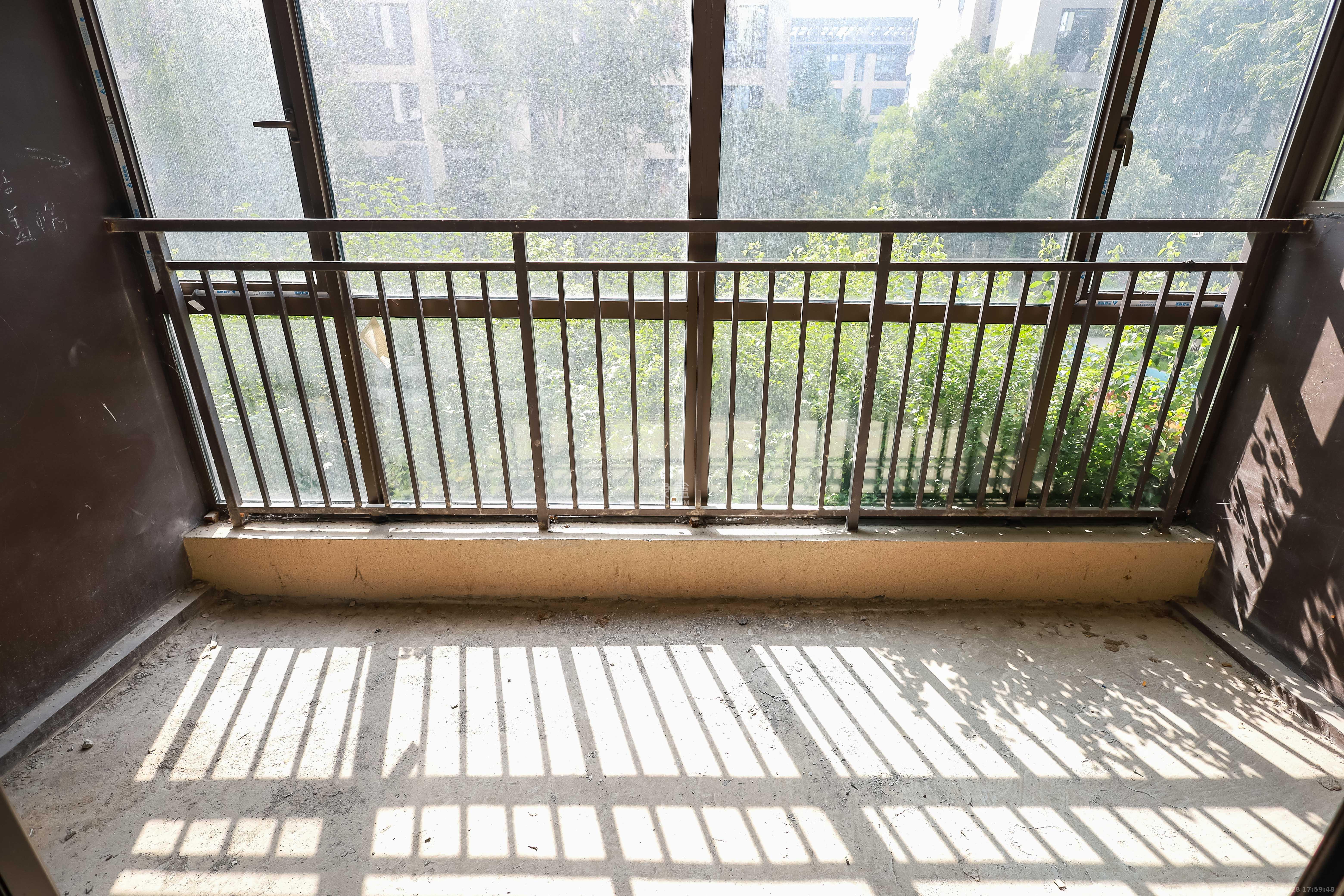 金辉优步花园 4室2厅2卫 100.0万 金辉优步花园 4室2厅2卫 100.0万阳台