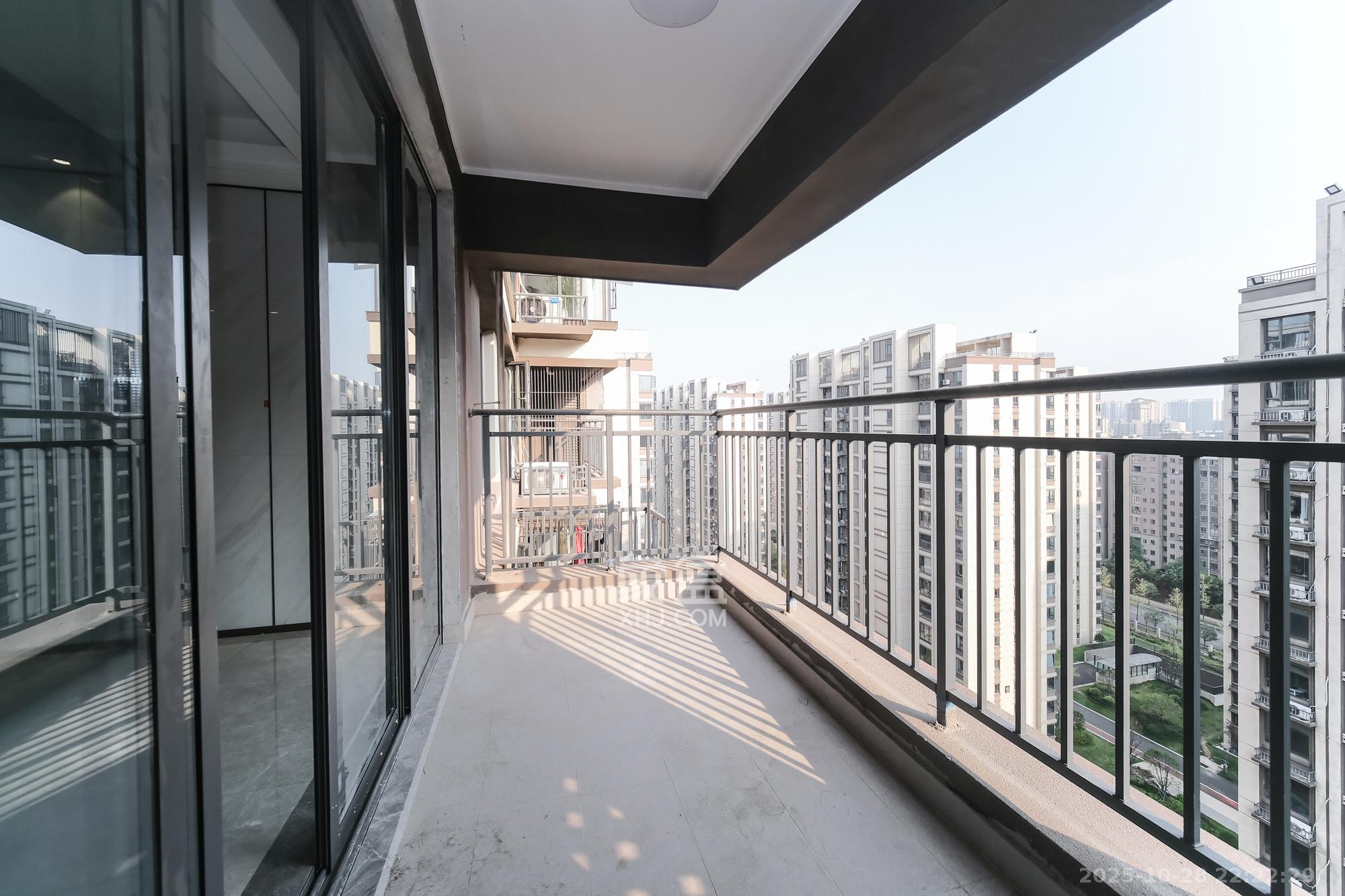 荣盛城 4室2厅2卫 127.4万 荣盛城 4室2厅2卫 127.4万阳台