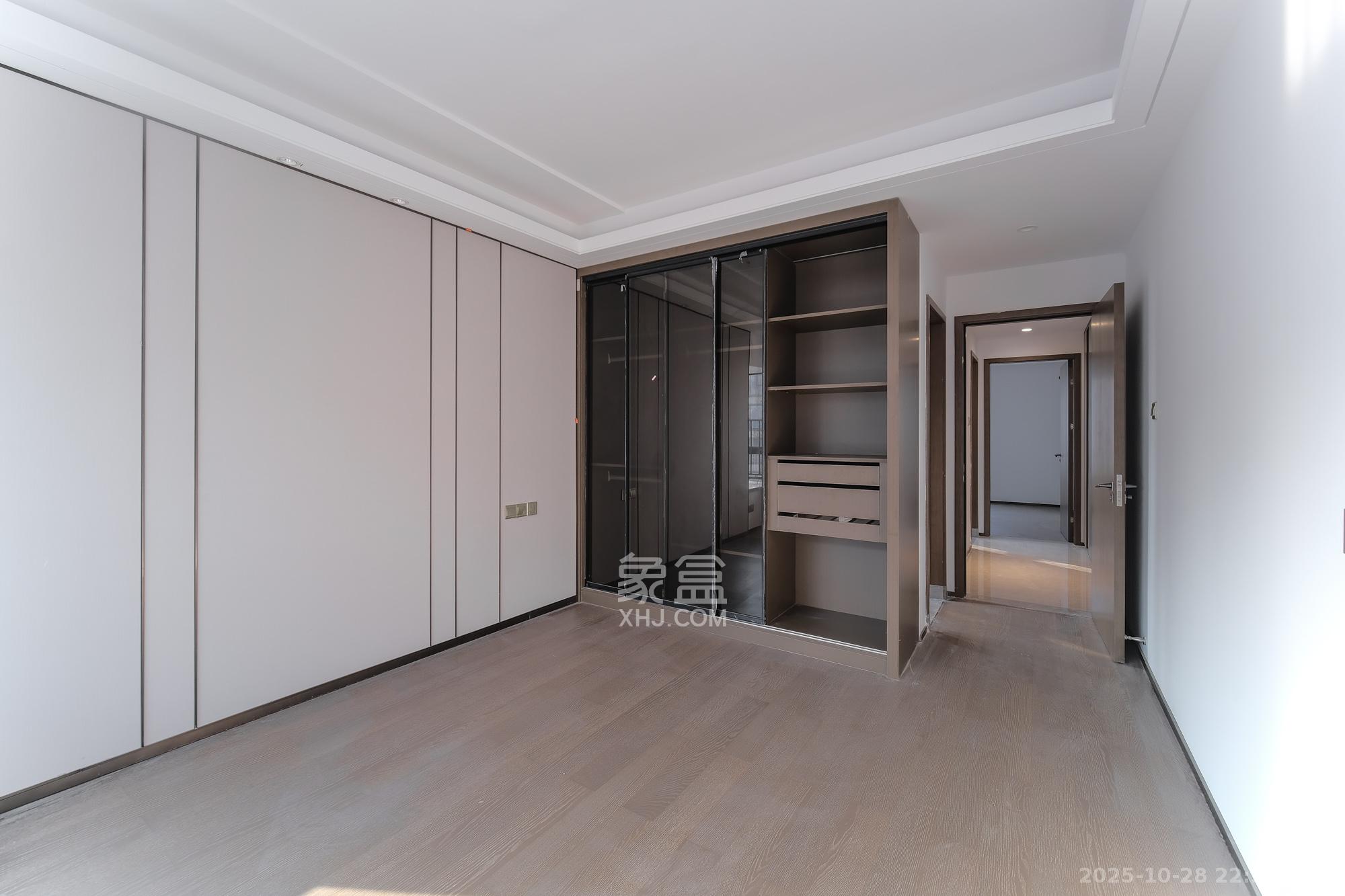 荣盛城 4室2厅2卫 127.4万 荣盛城 4室2厅2卫 127.4万卧室