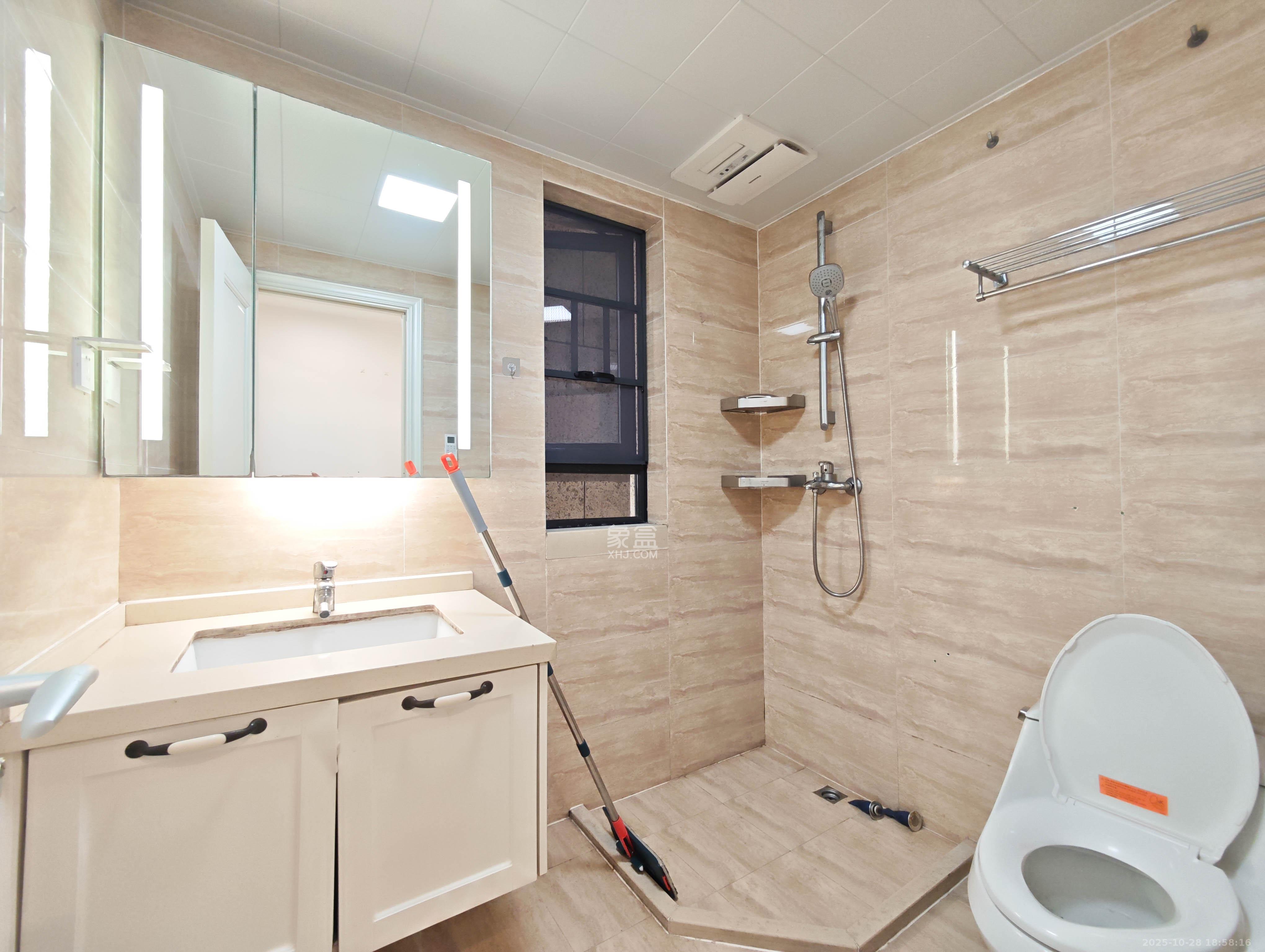 万科魅力之城观澜里  4室2厅1卫    205.0万卫生间