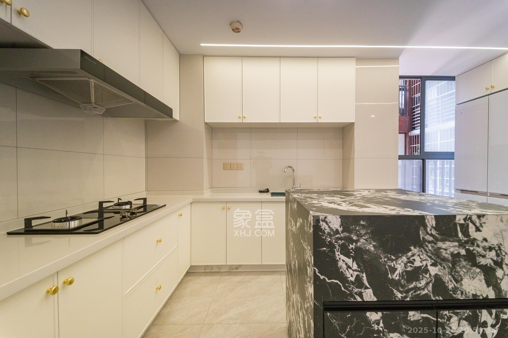 华润凤凰城二期  4室1厅1卫    81.8万厨房