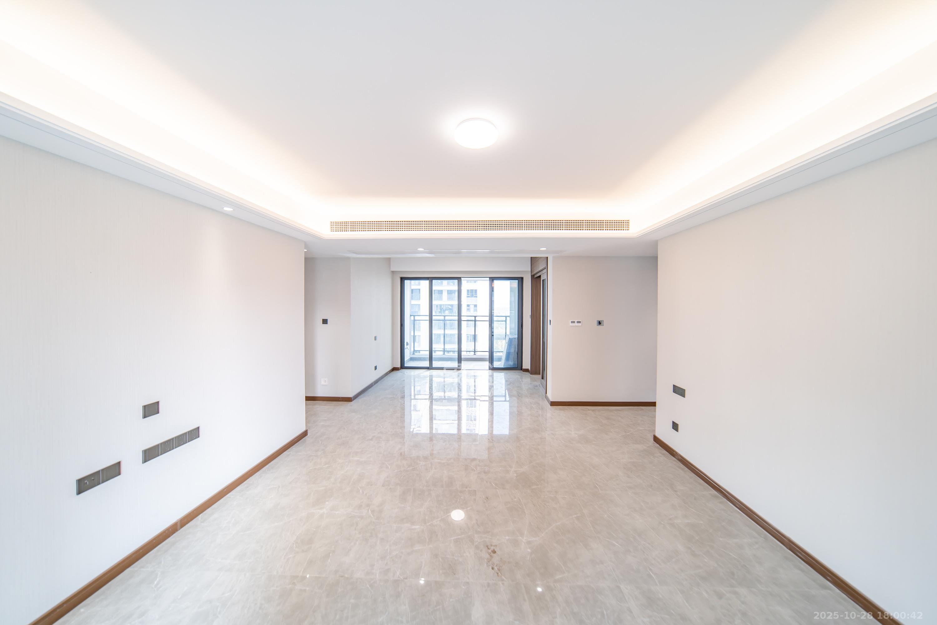 卓越洋湖晴翠  4室2厅2卫    218.0万客厅