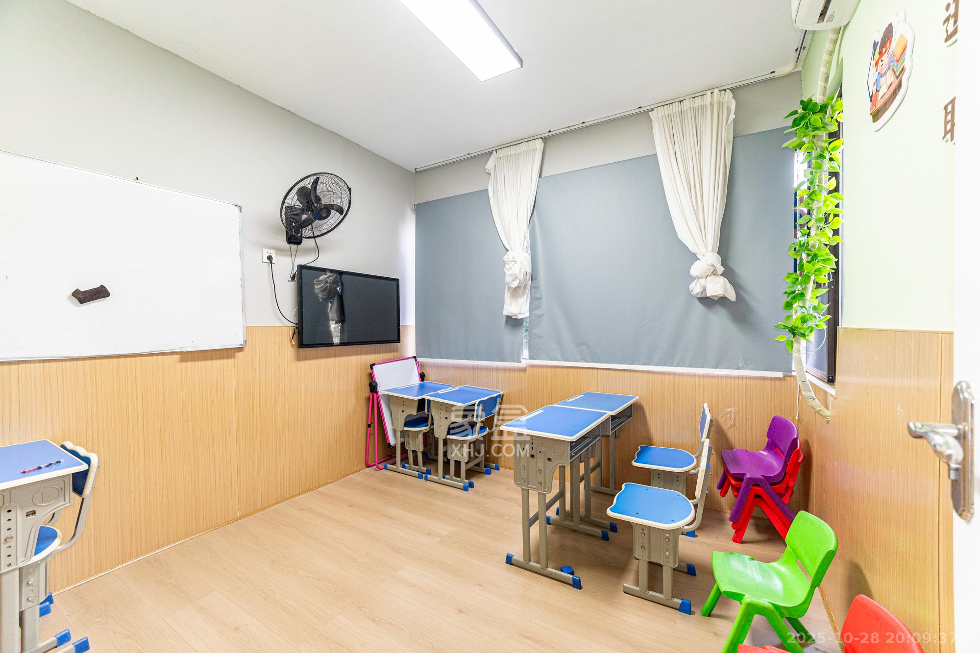 保利香槟国际 3室2厅2卫 80.0万 保利香槟国际 3室2厅2卫 80.0万卧室