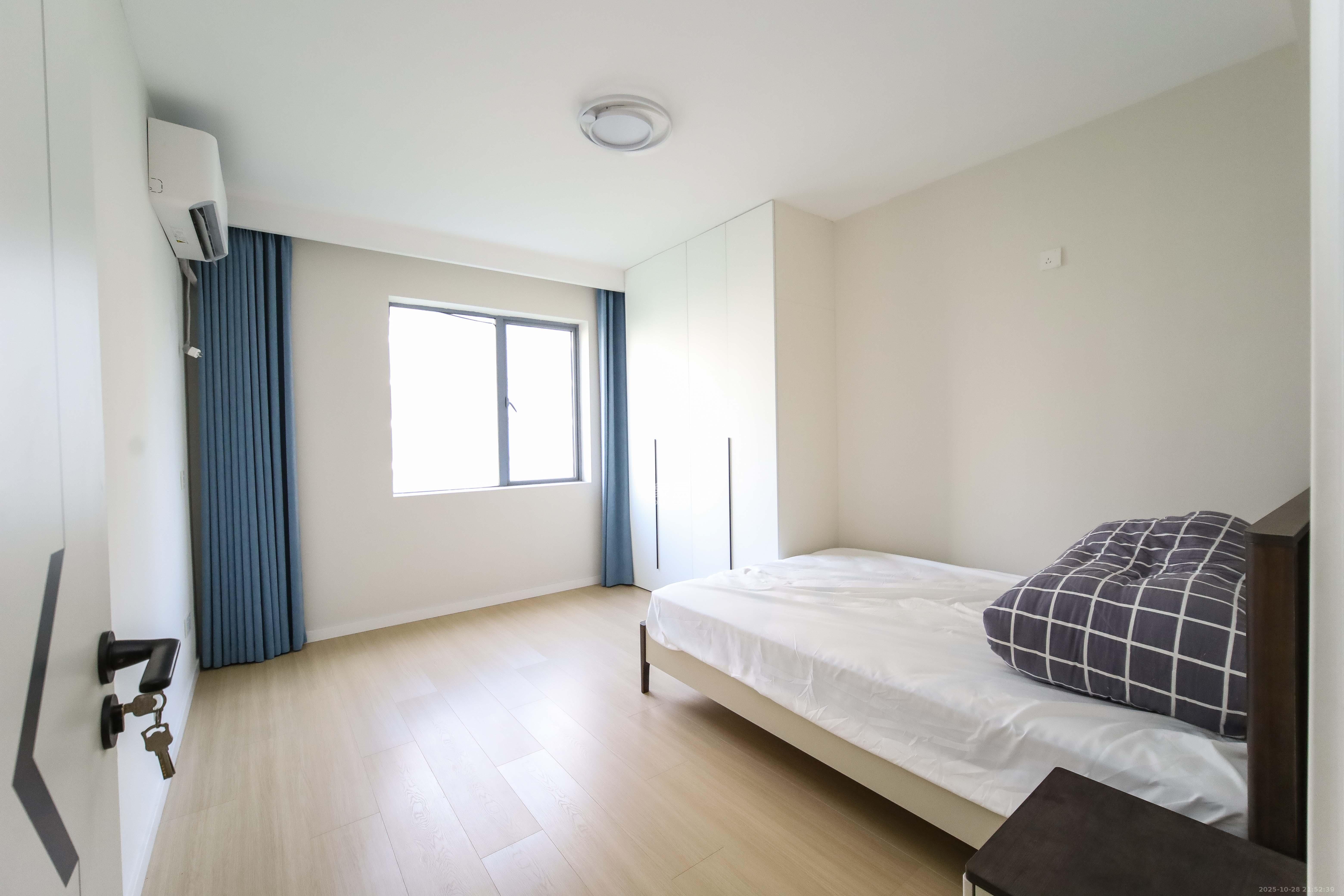 银港水晶城  4室2厅2卫    138.4万 银港水晶城  4室2厅2卫    138.4万卧室