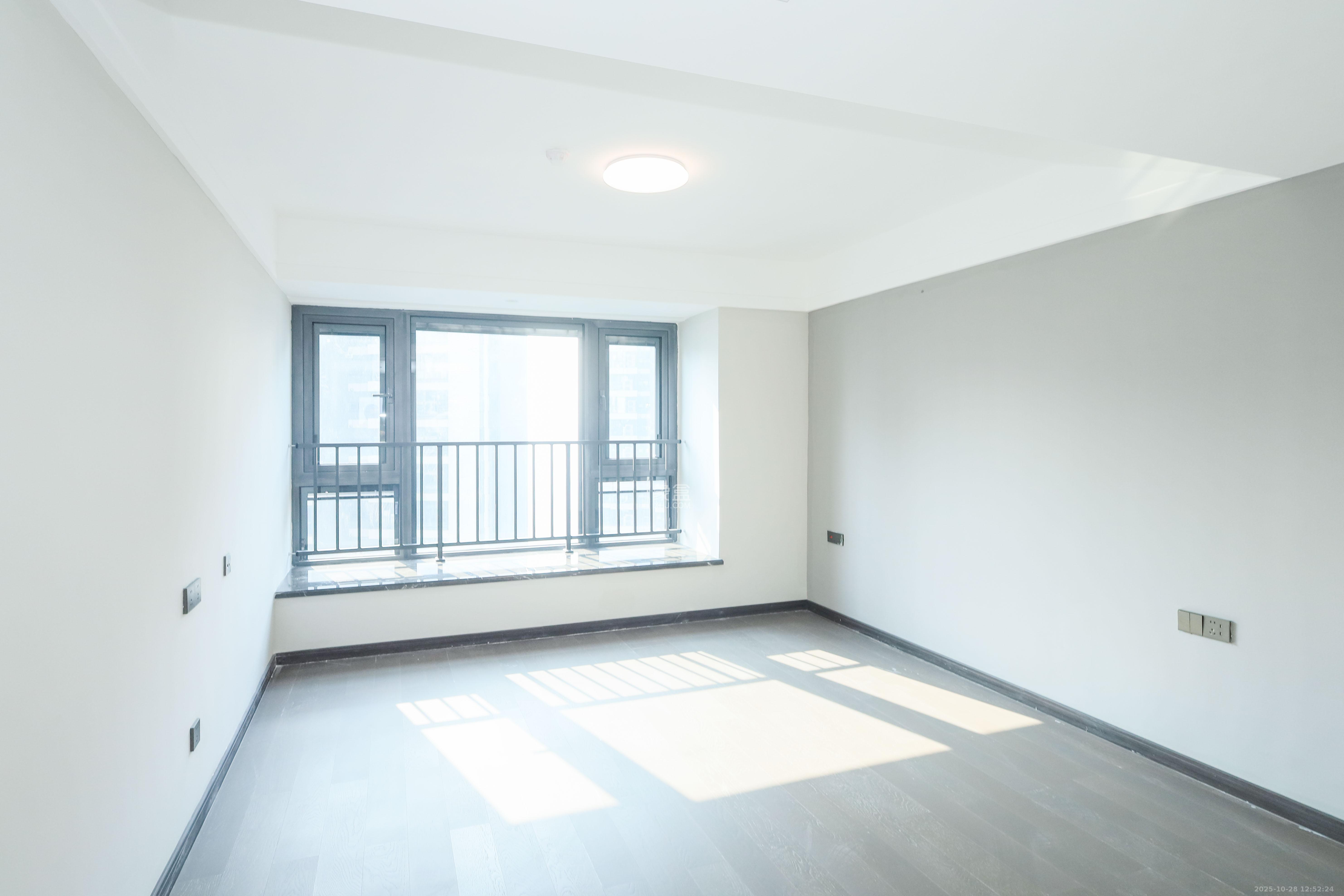 绿地麓云国际一期 5室2厅2卫 229.0万 绿地麓云国际一期 5室2厅2卫 229.0万卧室