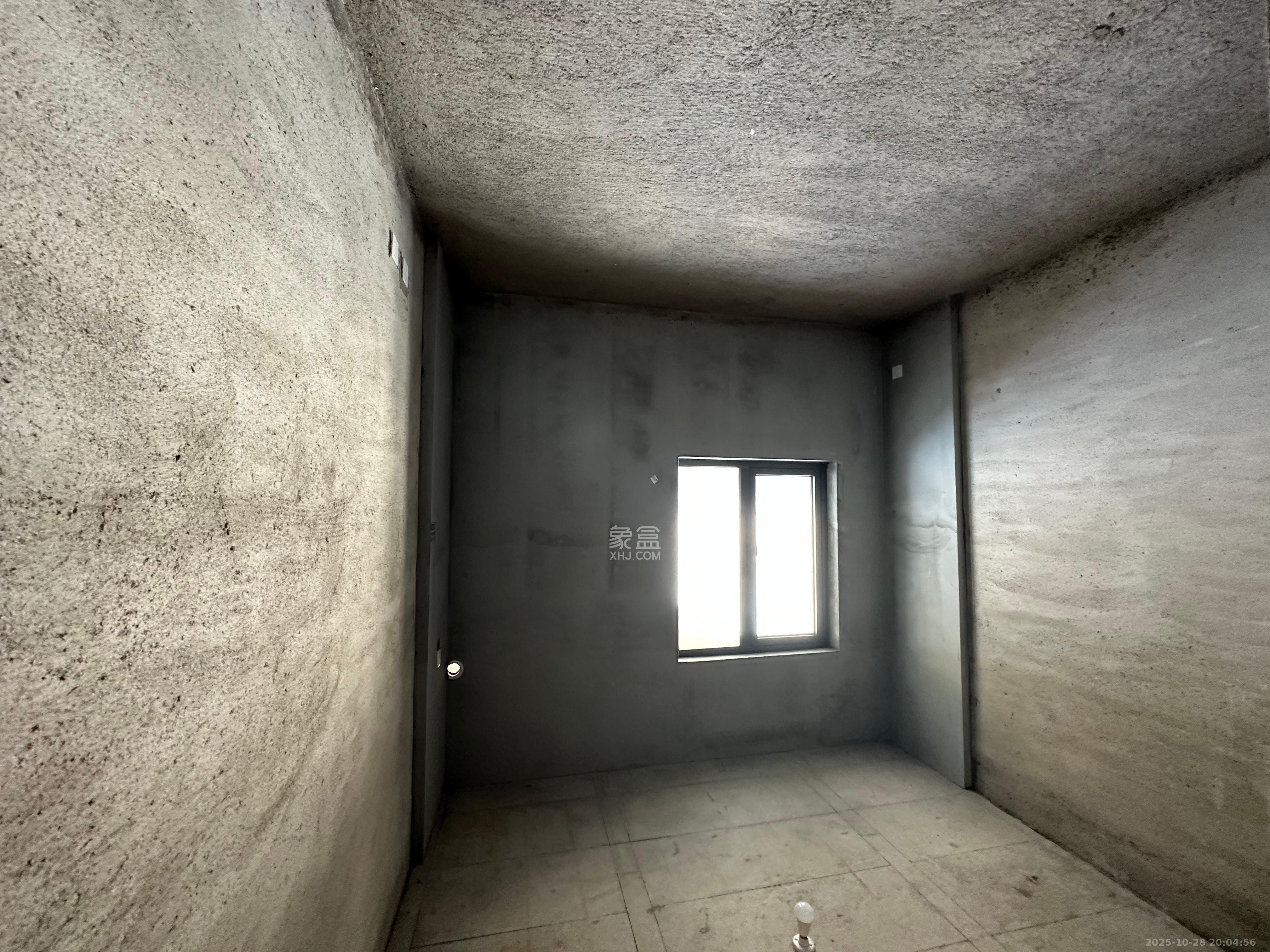 三一云湖  4室2厅2卫    99.8万卧室