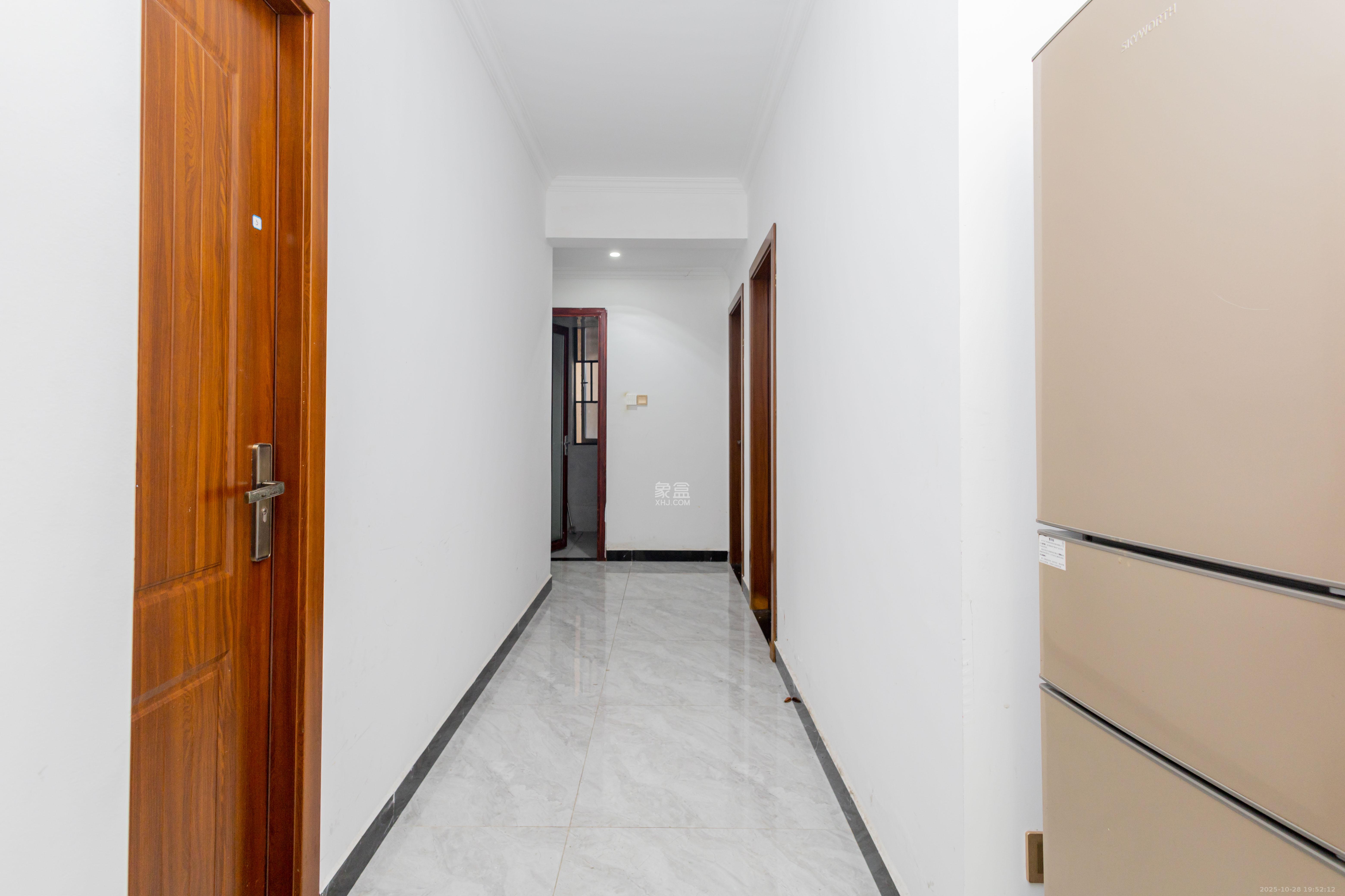 爵世名邸东湖(东湖壹号企业总部基地)  3室2厅2卫    88.0万 爵世名邸东湖(东湖壹号企业总部基地)  3室2厅2卫    88.0万客厅