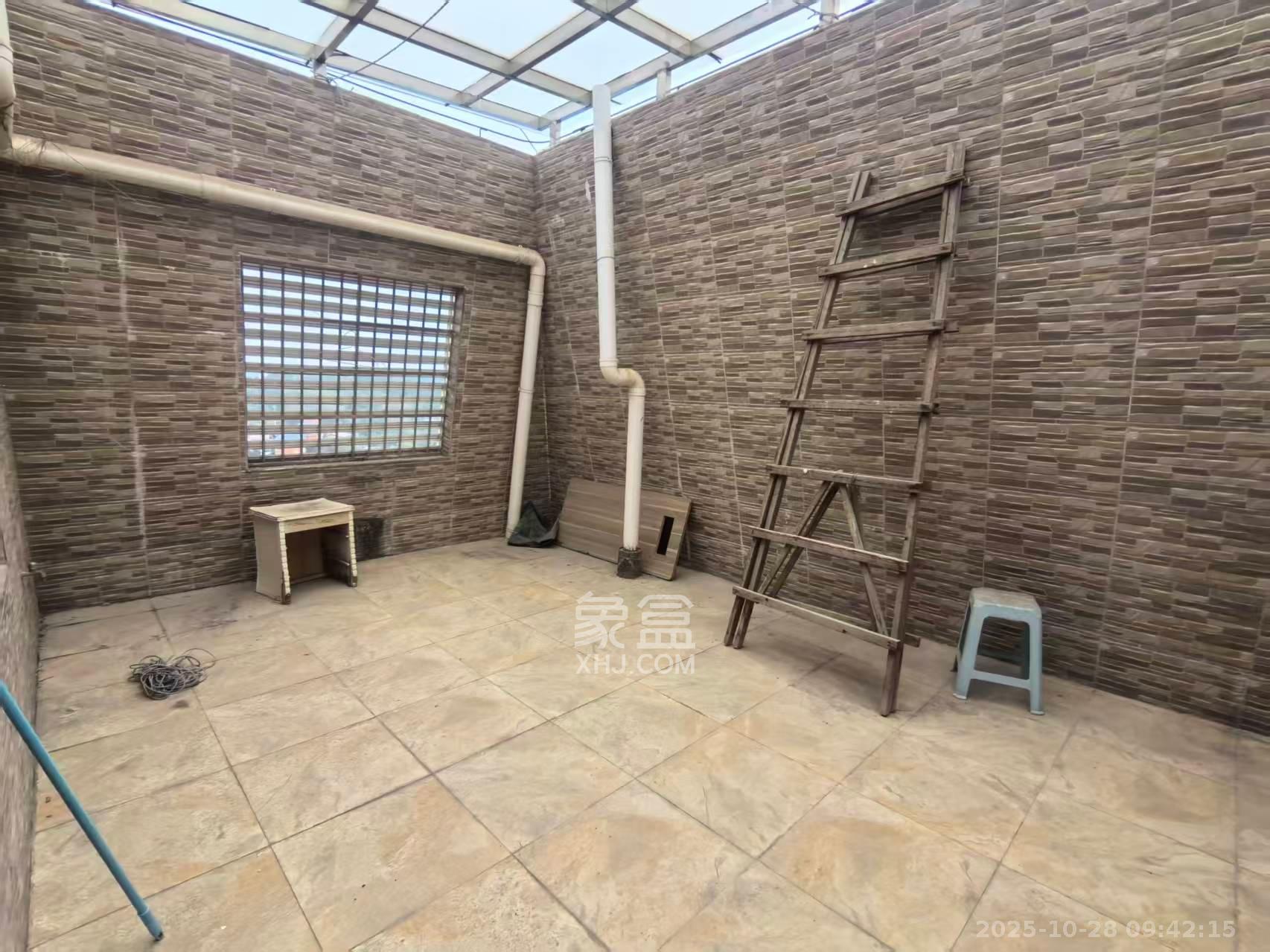 南郡雅园  4室2厅2卫    1500.0元/月室内图