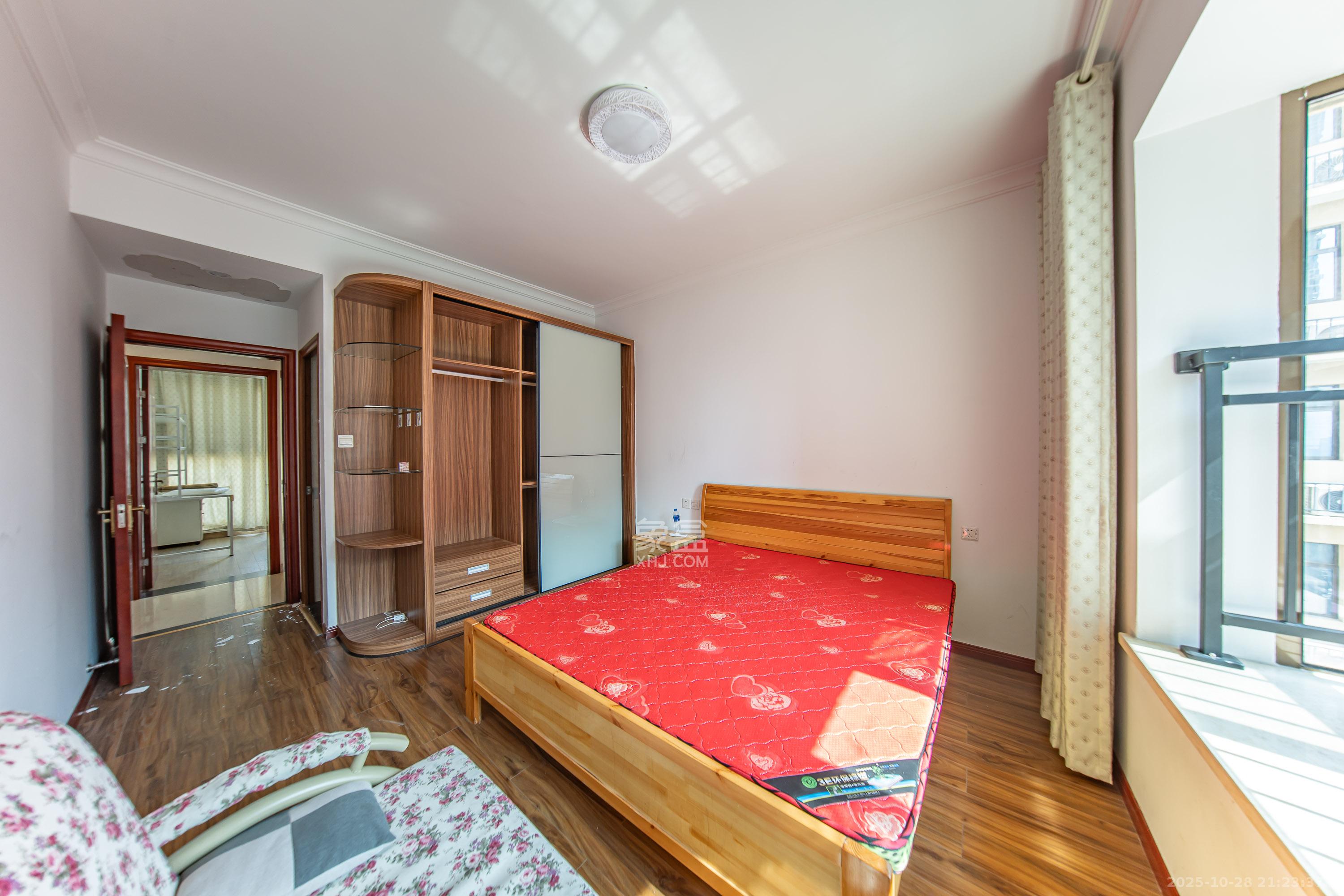 江山帝景哈佛  4室2厅2卫    135.0万卧室