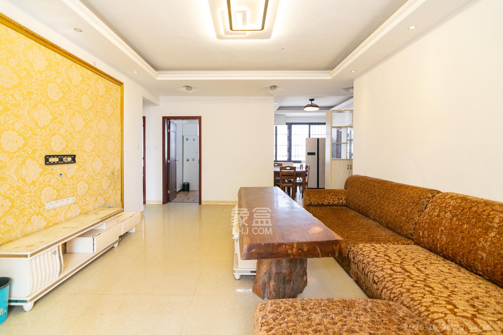 澳海澜庭 3室2厅2卫 79.8万 澳海澜庭 3室2厅2卫 79.8万客厅