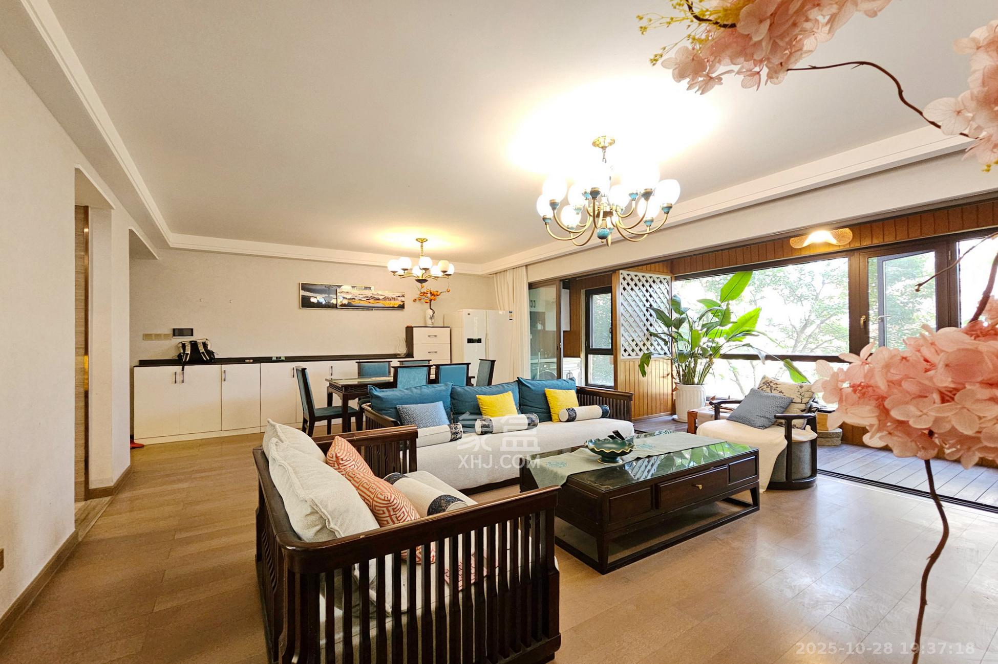 阳光城尚东湾蜜桃园  4室2厅2卫    138.8万客厅