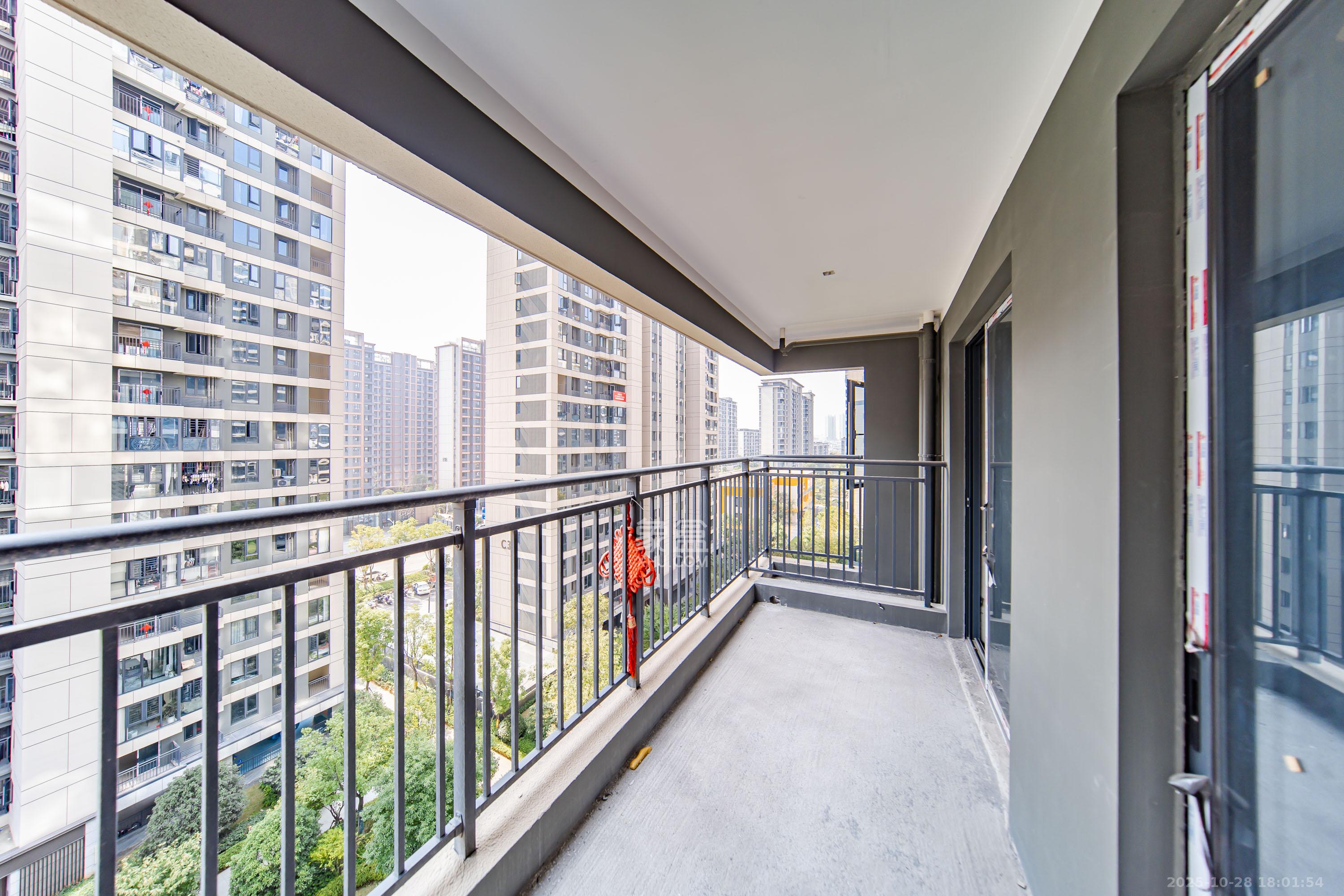 城发恒伟洋湖映2009 4室2厅2卫 140.0万 城发恒伟洋湖映2009 4室2厅2卫 140.0万阳台