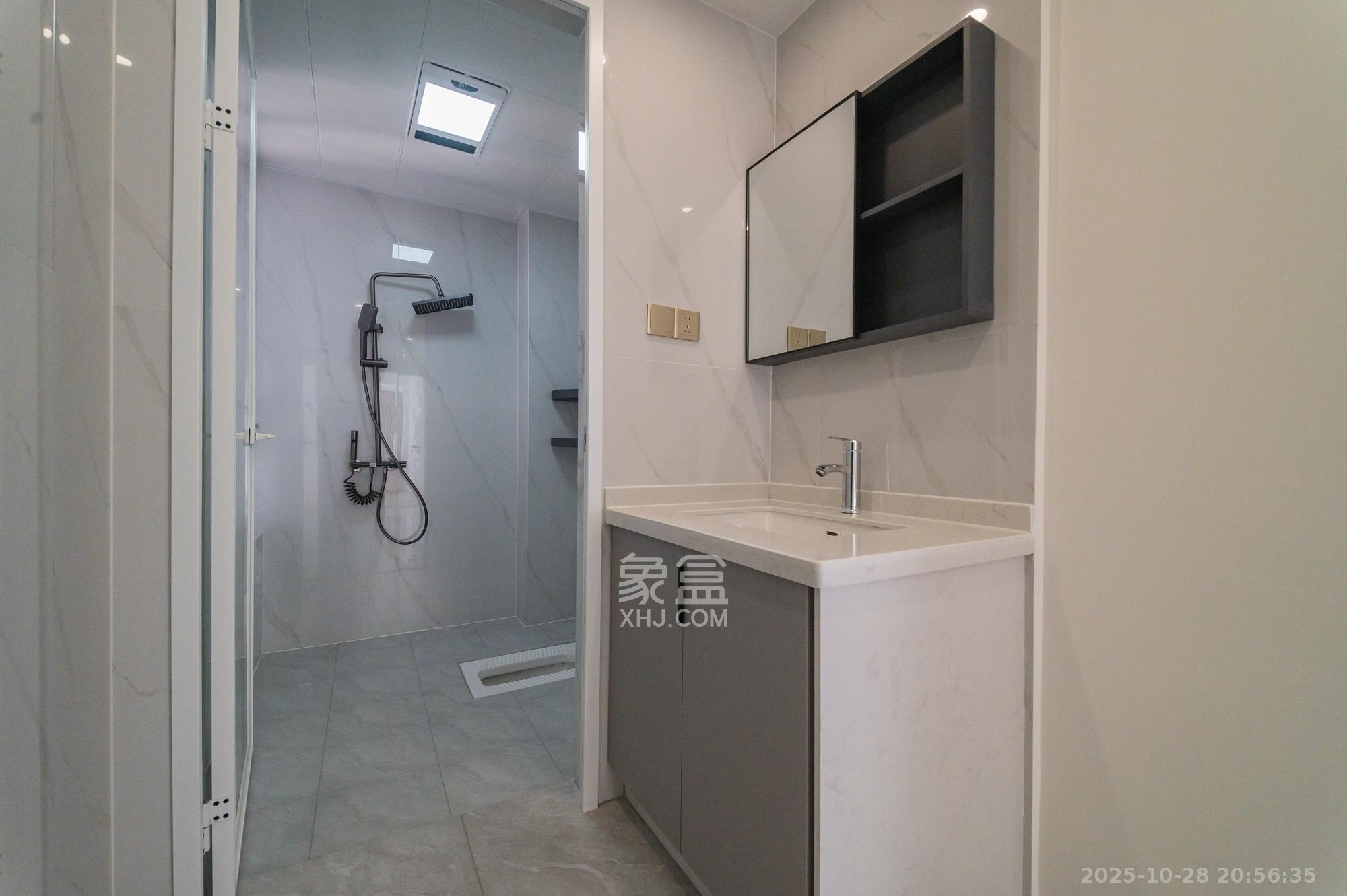 华润凤凰城二期  4室1厅1卫    81.8万卫生间