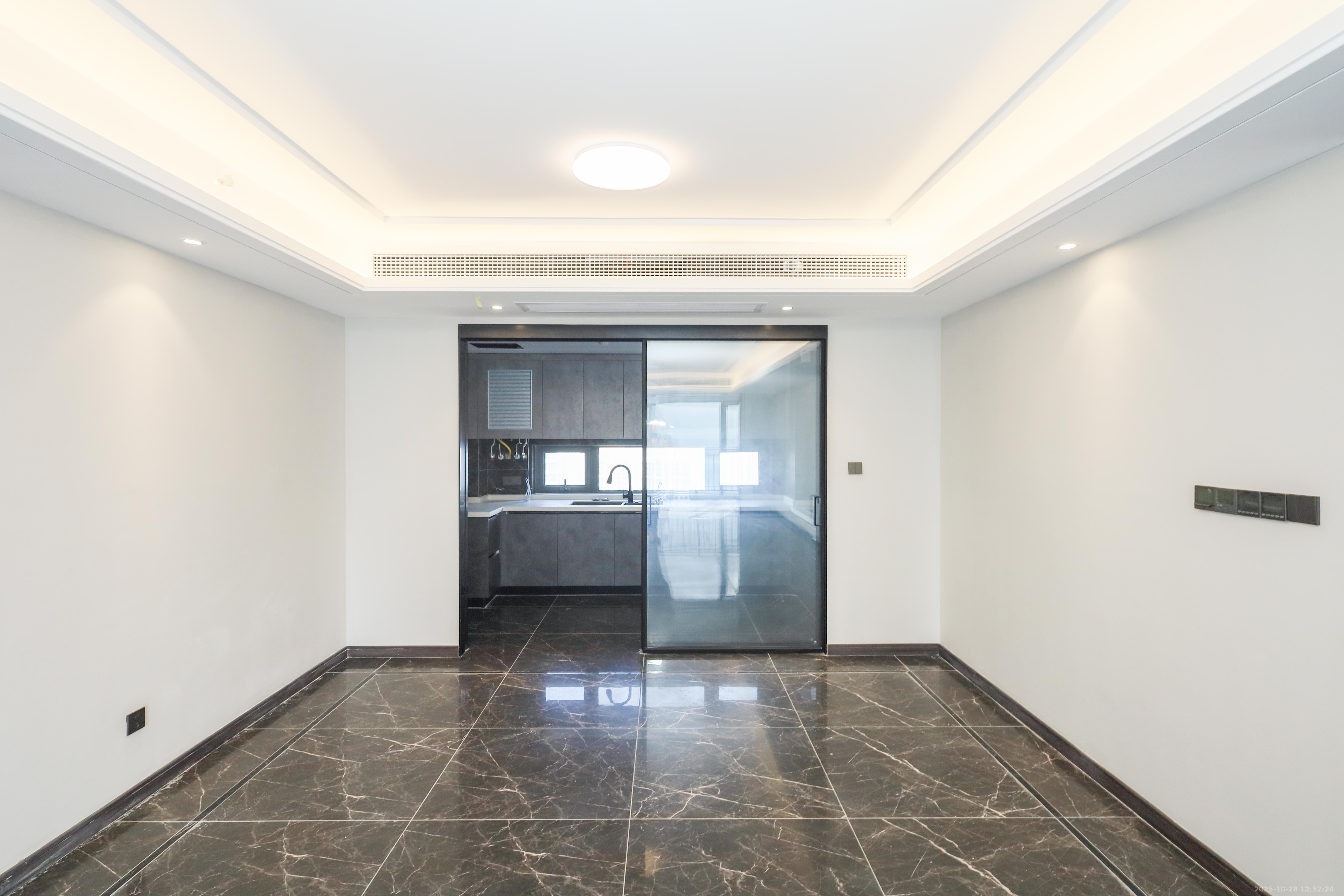 绿地麓云国际一期 5室2厅2卫 229.0万 绿地麓云国际一期 5室2厅2卫 229.0万客厅