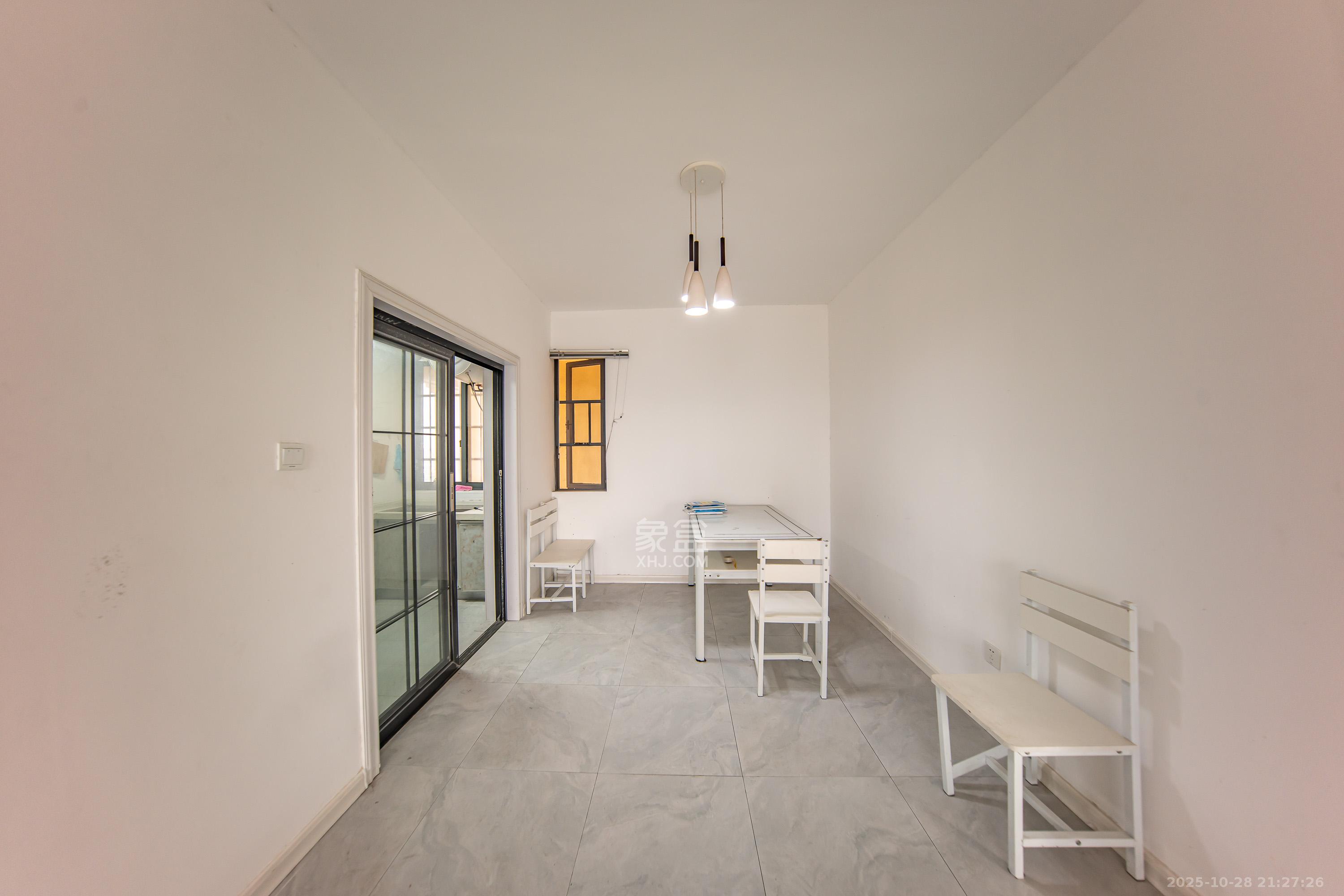 九龙领仕汇 3室2厅2卫 43.8万 九龙领仕汇 3室2厅2卫 43.8万客厅