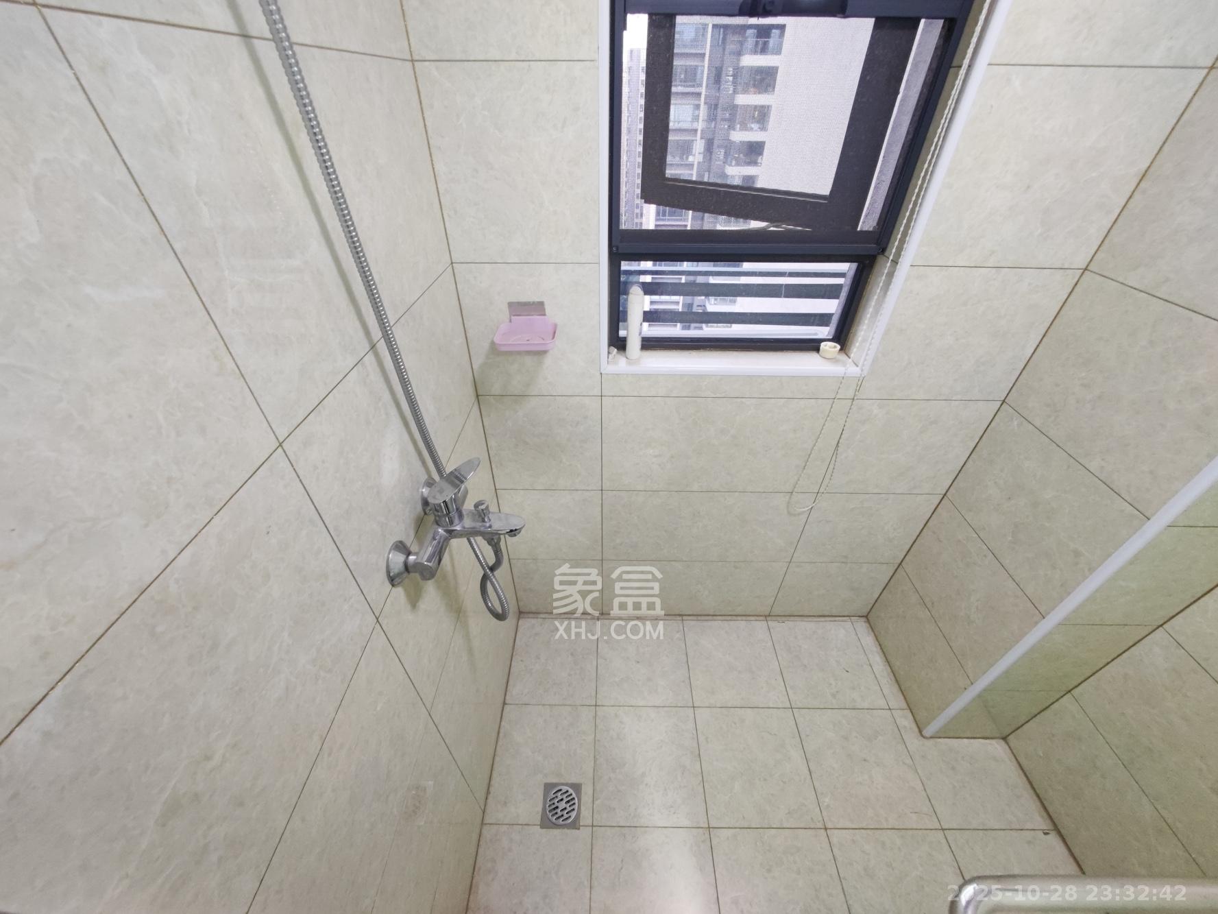 汇金城/嘉华城（二期、三期）  4室2厅2卫    165.0万卫生间