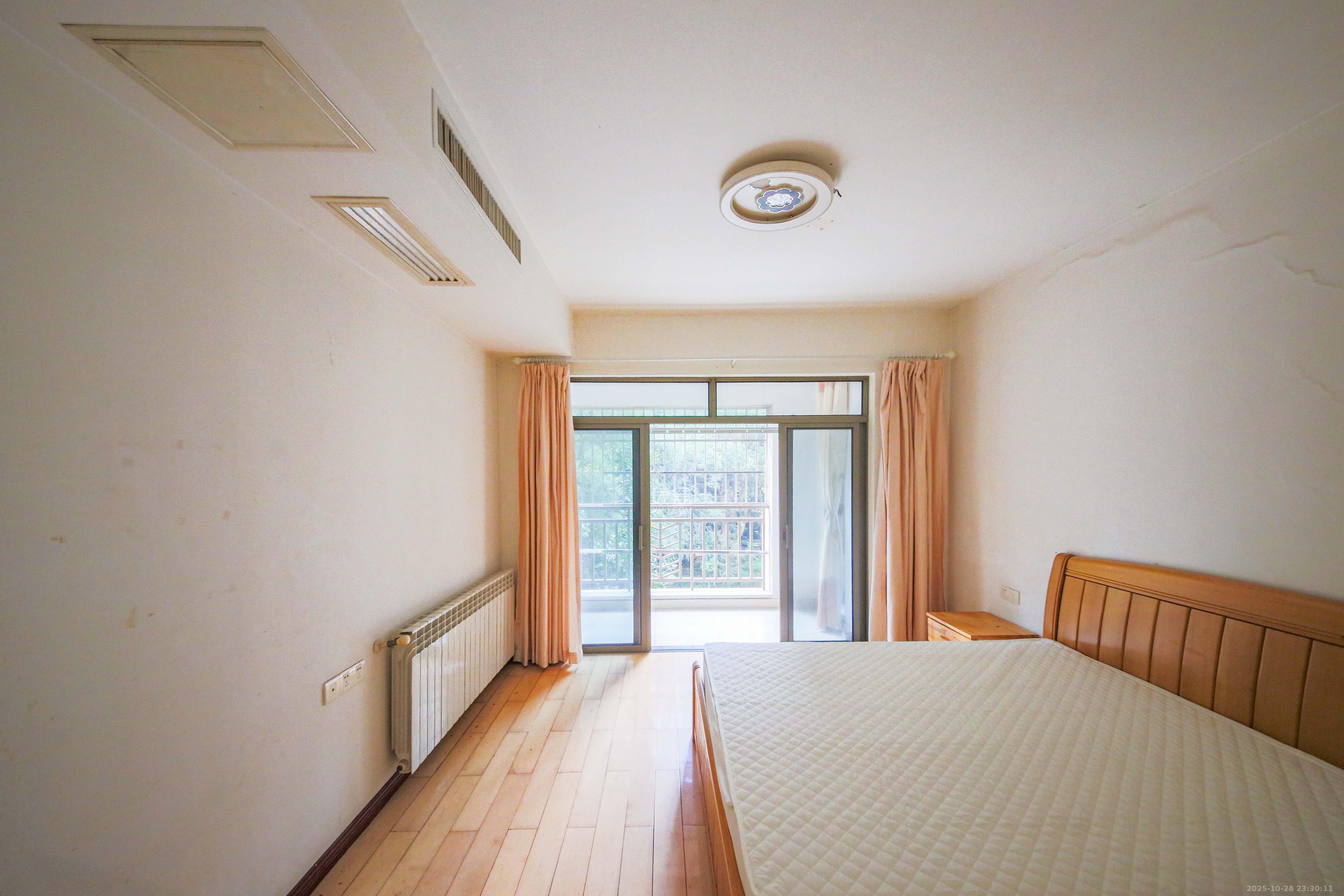 奥林匹克花园  4室2厅1卫    210.0万卧室