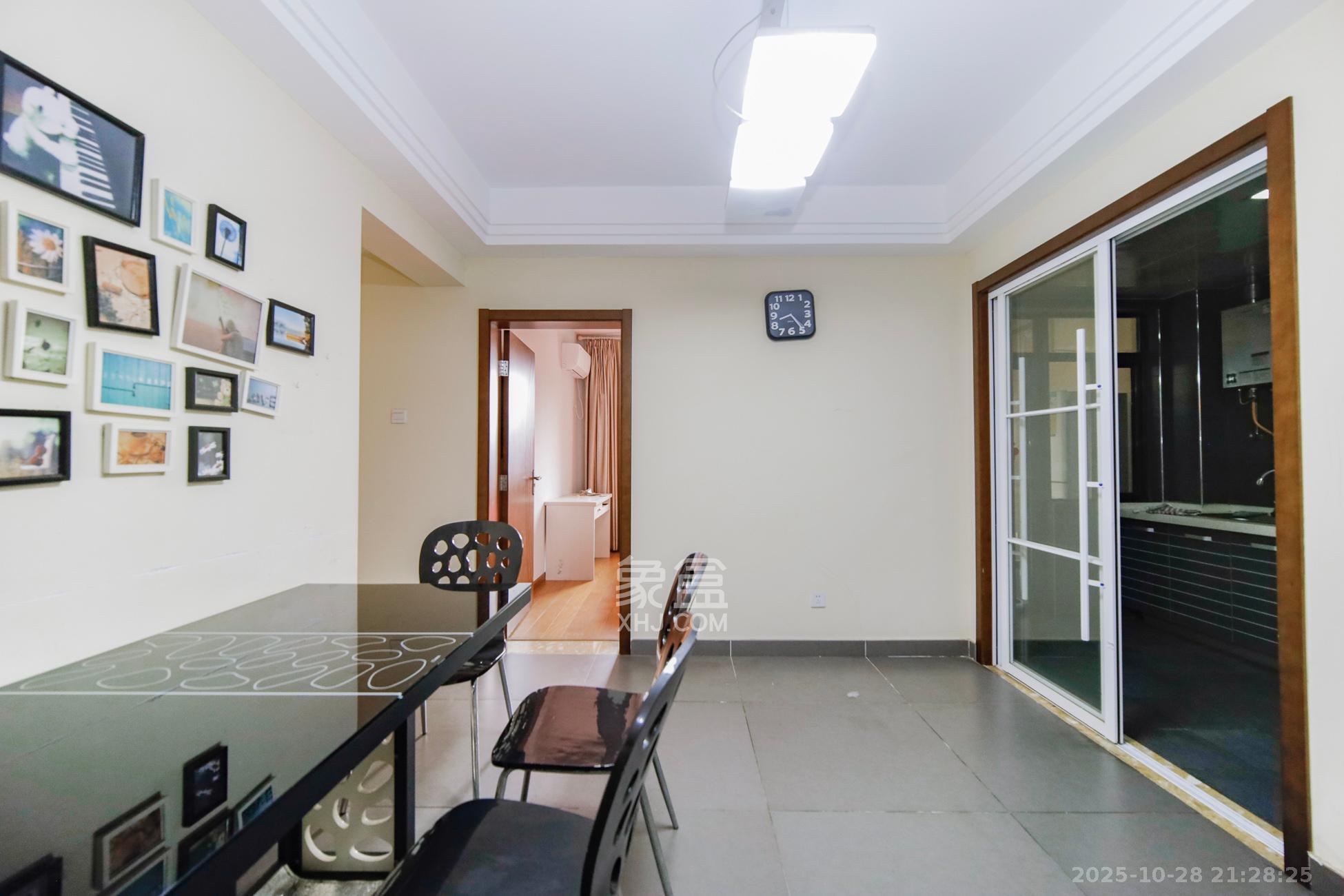 香樟鑫都  3室2厅2卫    136.0万客厅