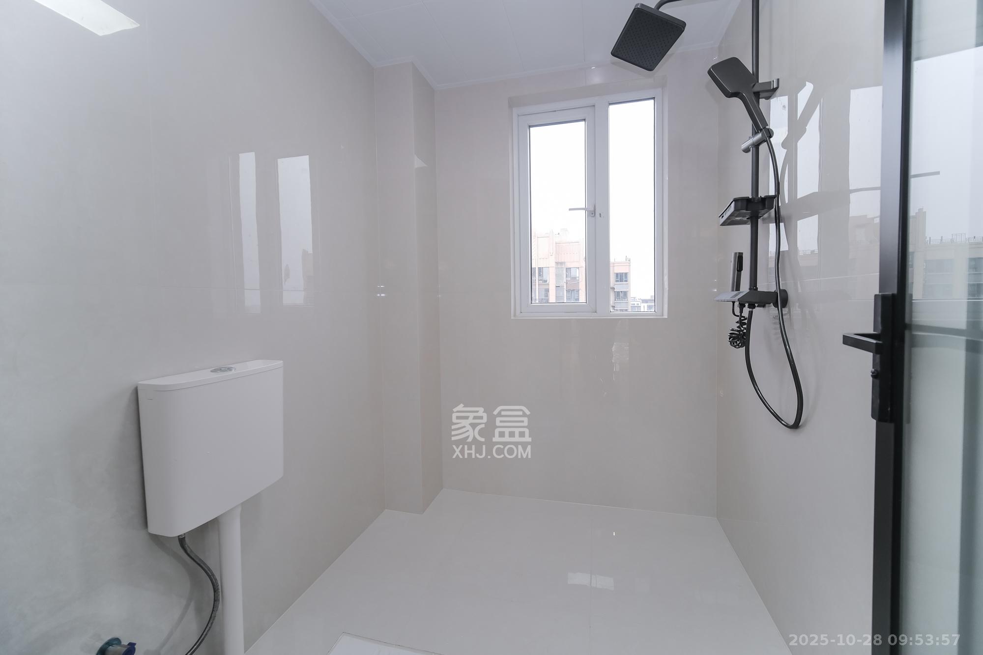 荣盛花语城  4室2厅2卫    99.0万卫生间