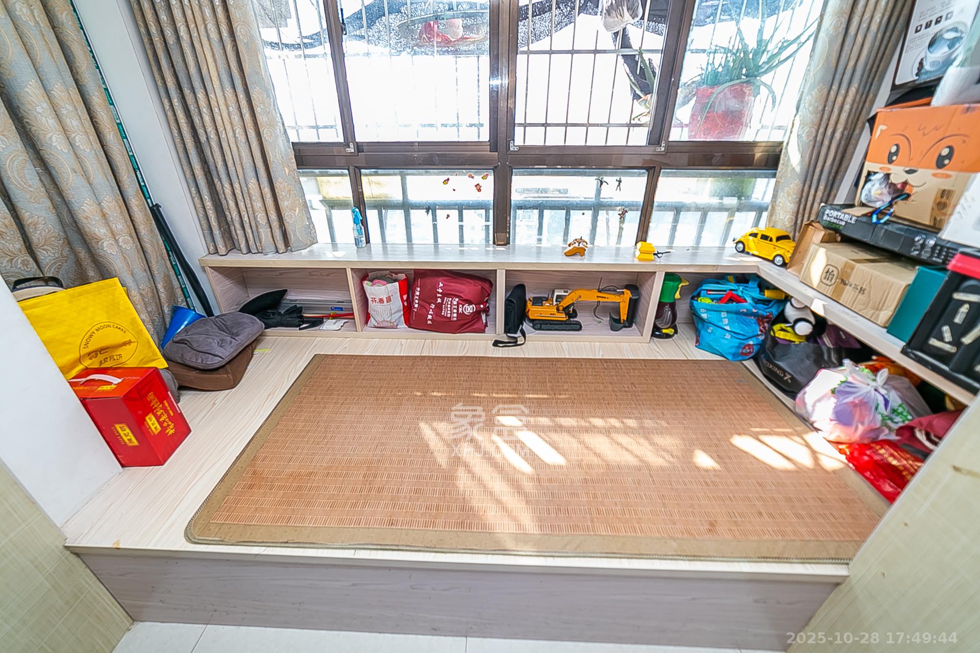 层上观邸  4室2厅2卫    69.0万 层上观邸  4室2厅2卫    69.0万阳台