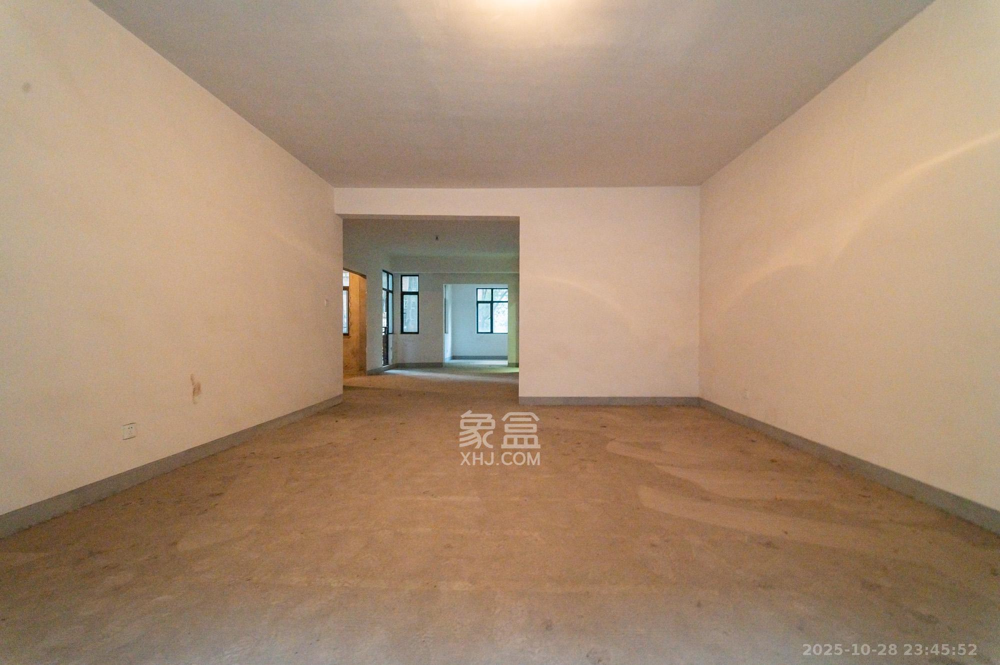 星湖湾一期洋房  4室2厅2卫    205.0万客厅