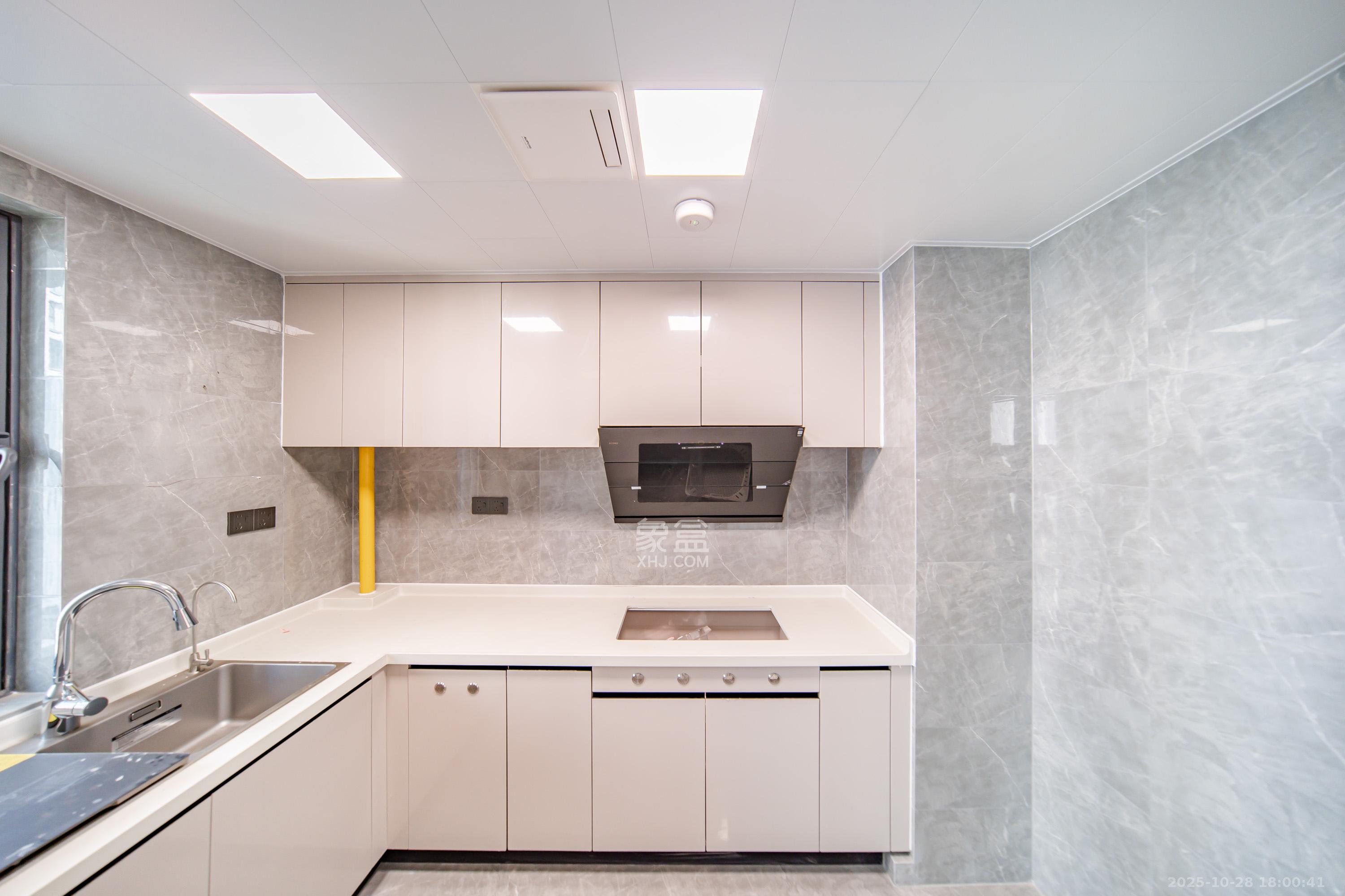 卓越洋湖晴翠  4室2厅2卫    218.0万厨房