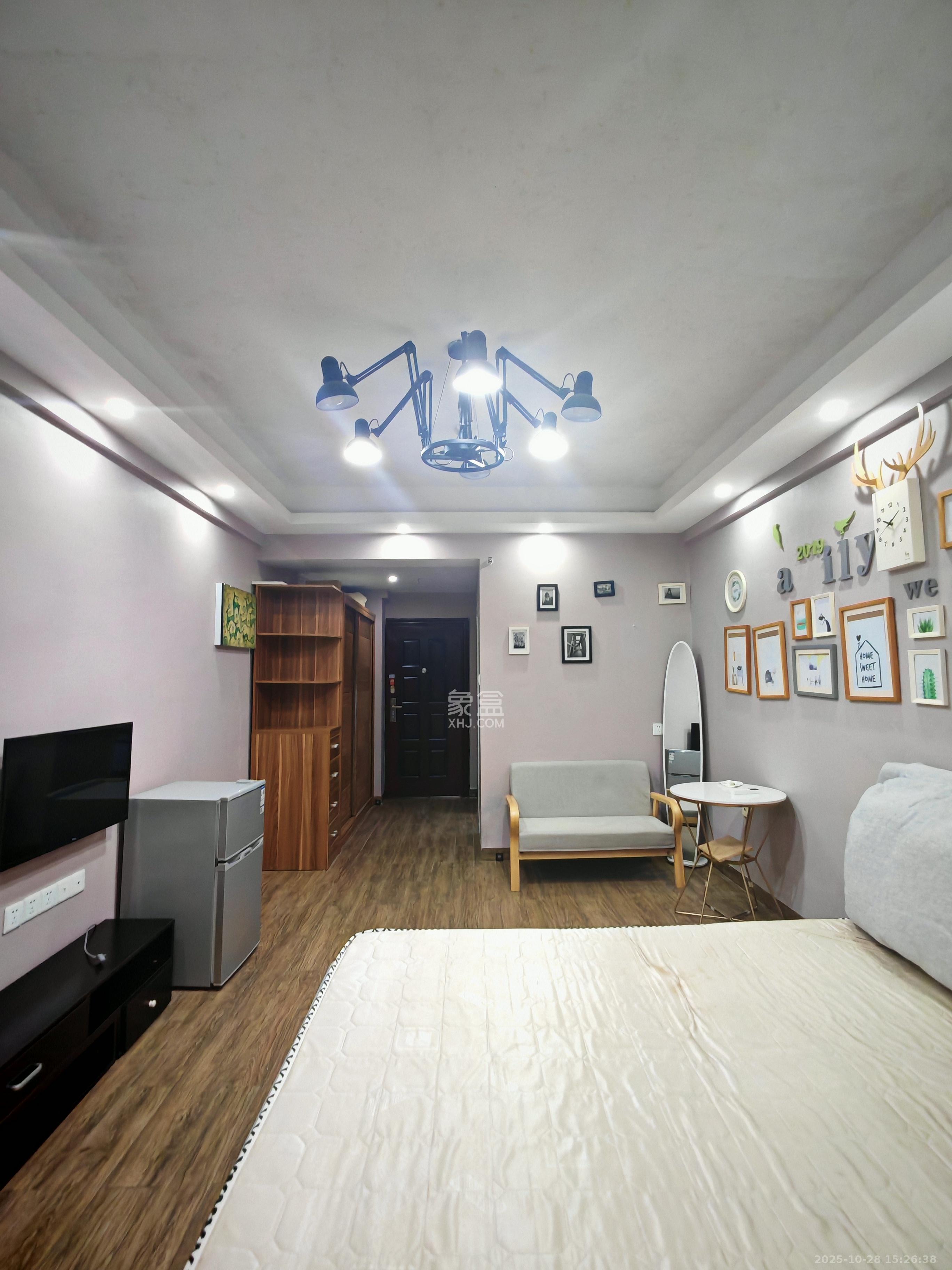 阳光锦城  1室1厅1卫    1700.0元/月 阳光锦城  1室1厅1卫    1700.0元/月室内图