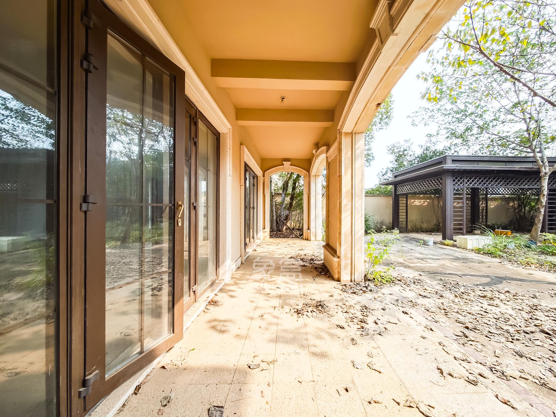 绿城青竹园  5室3厅4卫    1800.0万 绿城青竹园  5室3厅4卫    1800.0万阳台