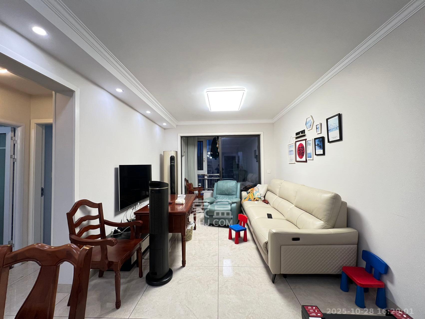 协信星澜汇  2室2厅1卫    2700.0元/月