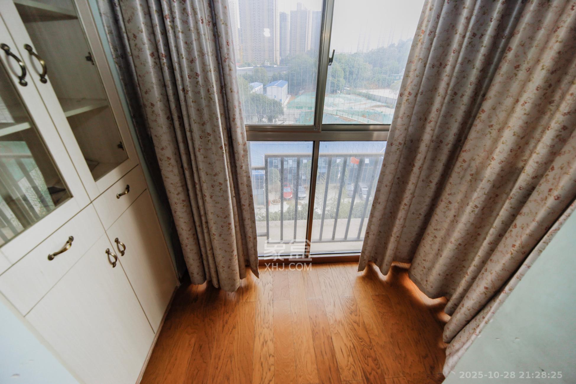 香樟鑫都  3室2厅2卫    136.0万阳台